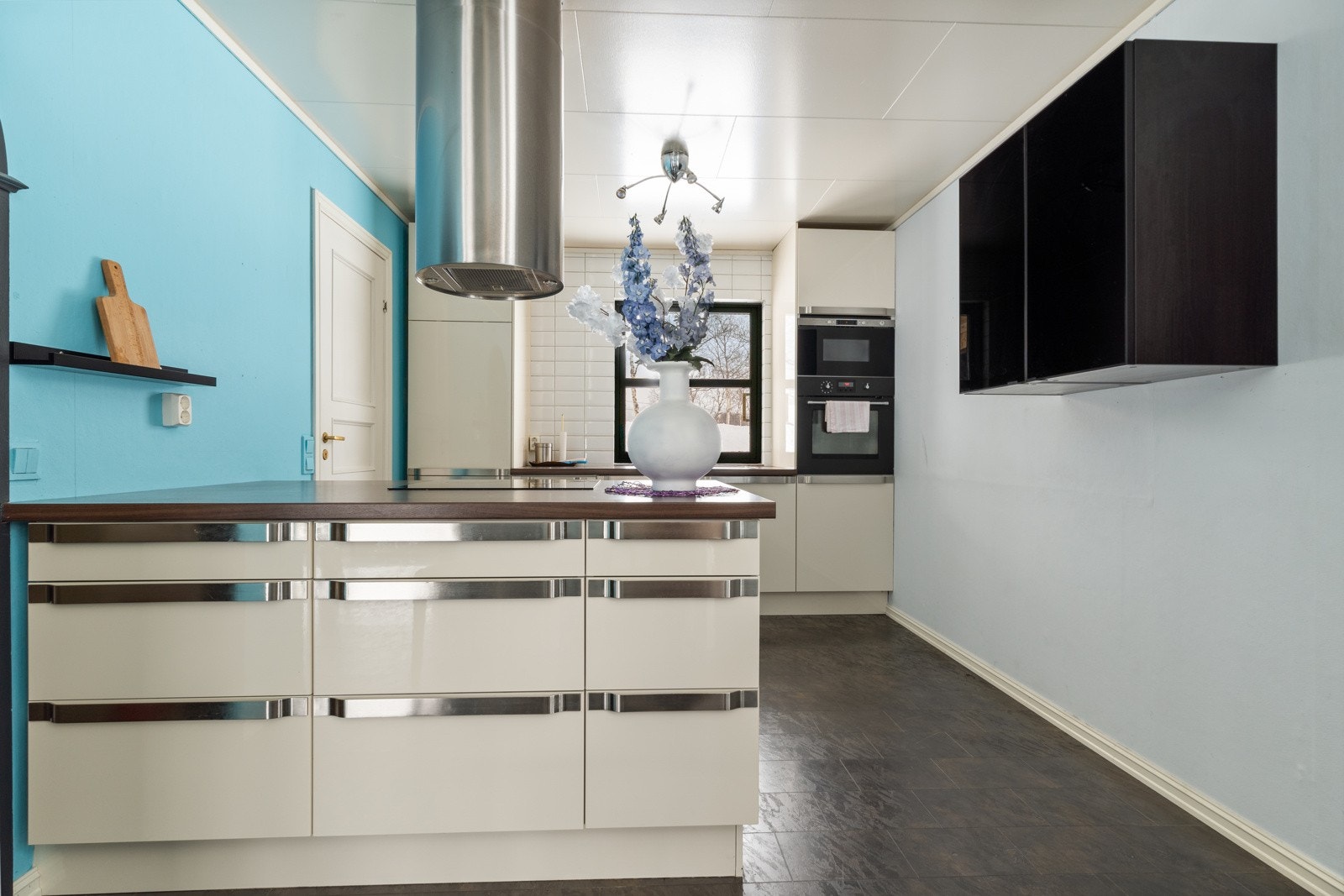 Pent kjøkken med integrerte hvitevarer. Galleribilde