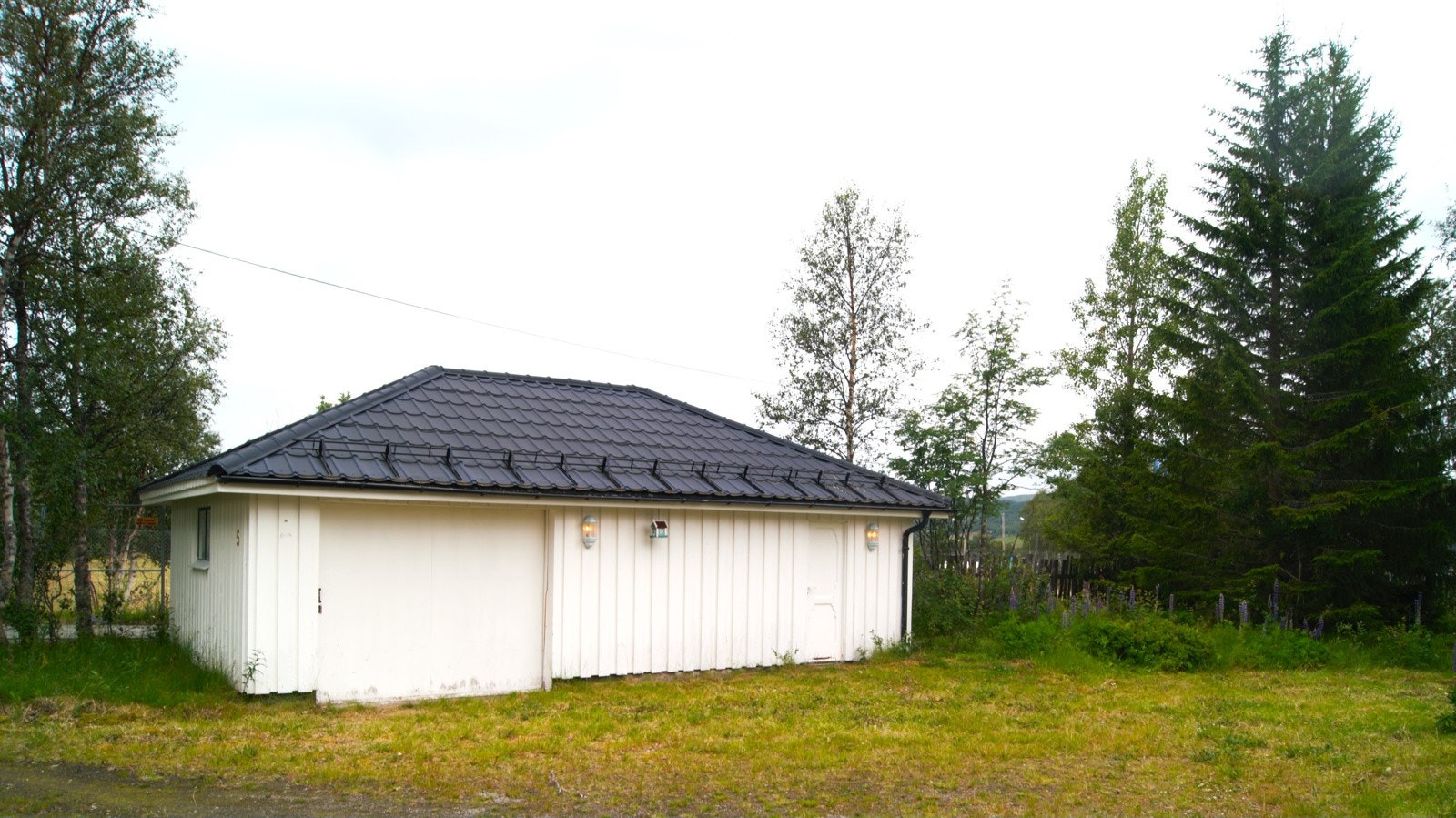 Garasje/uthus med mye lagringsplass Galleribilde