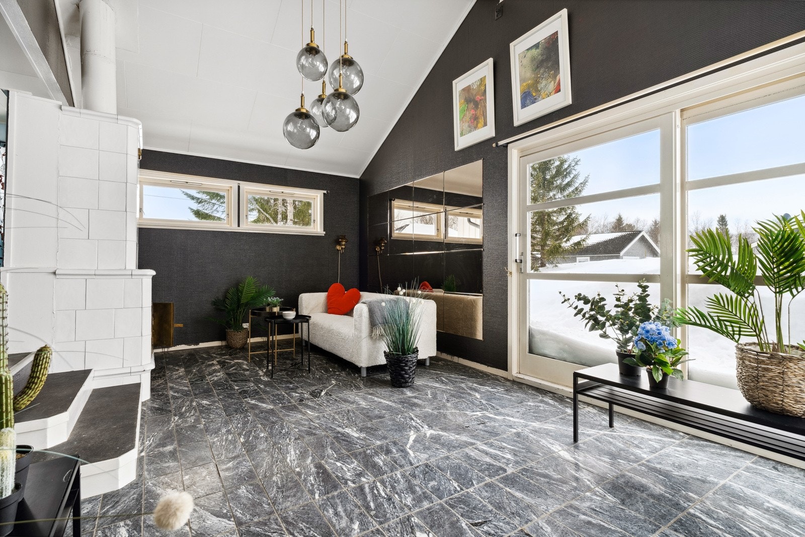 Store vindusflater sørger for rikelig med naturlig lysinnslipp. Galleribilde