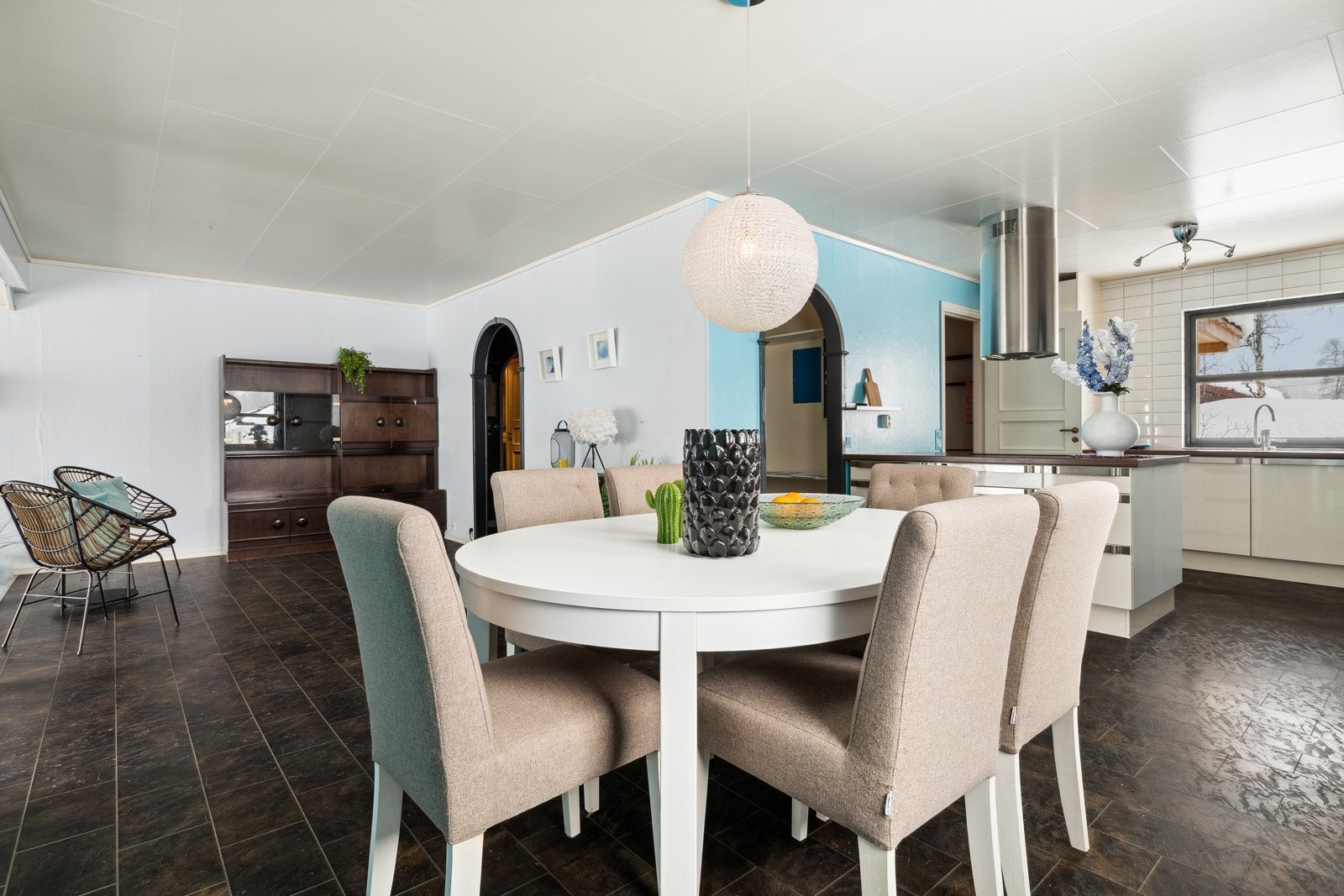 Naturlig avdeling for spisegruppe i tilknyttning til kjøkkenet. Galleribilde