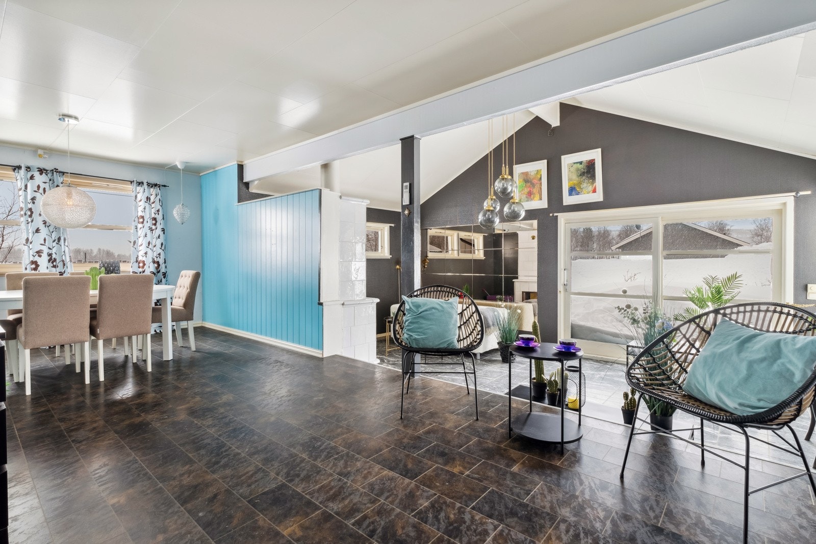 Stor stue med flere soner for sittegrupper. Galleribilde