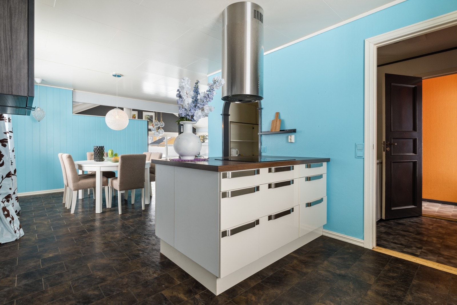 Praktisk kjøkkenøy som sørger for rikelig med skap- og benkeplass. Galleribilde