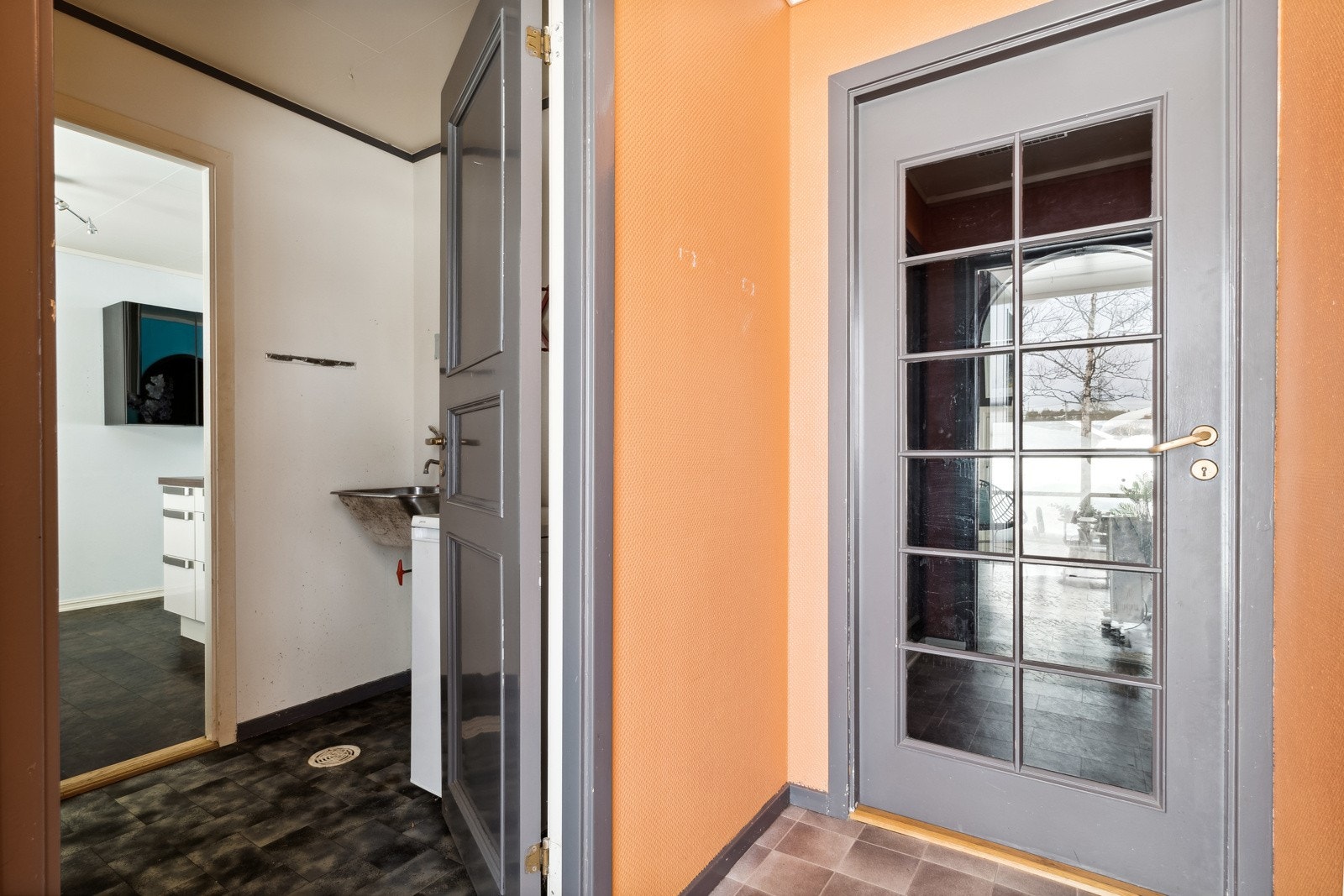 Fra gangen har man praktisk inngang til vaskerom. Galleribilde