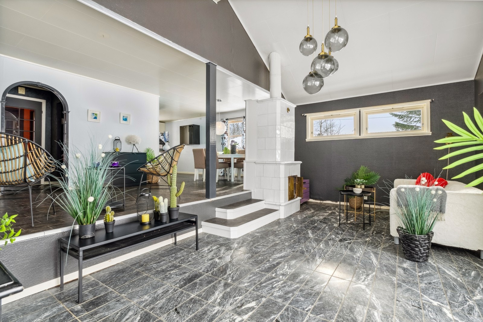 Vedfyring og varmepumpe sørger for en lun og behagelig varme. Galleribilde