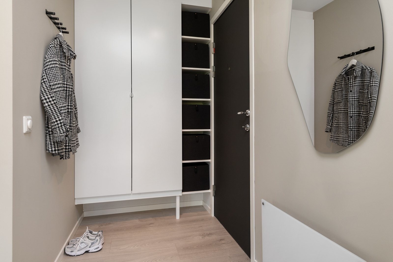 Gangen har god plass til oppbevaring av yttertøy. Galleribilde