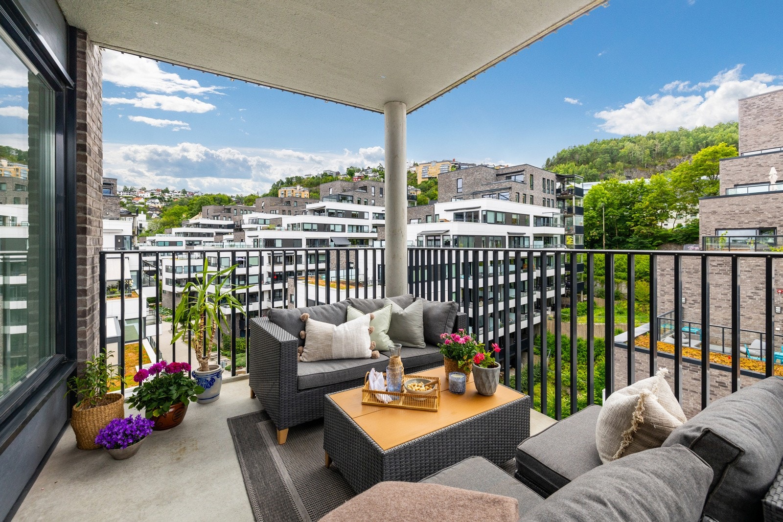 Flott solrik balkong på hele 11 kvm Galleribilde