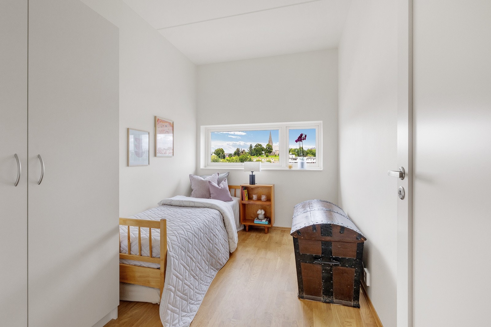 Soverom II er romslig med plass til stor seng og garderobeskap Galleribilde