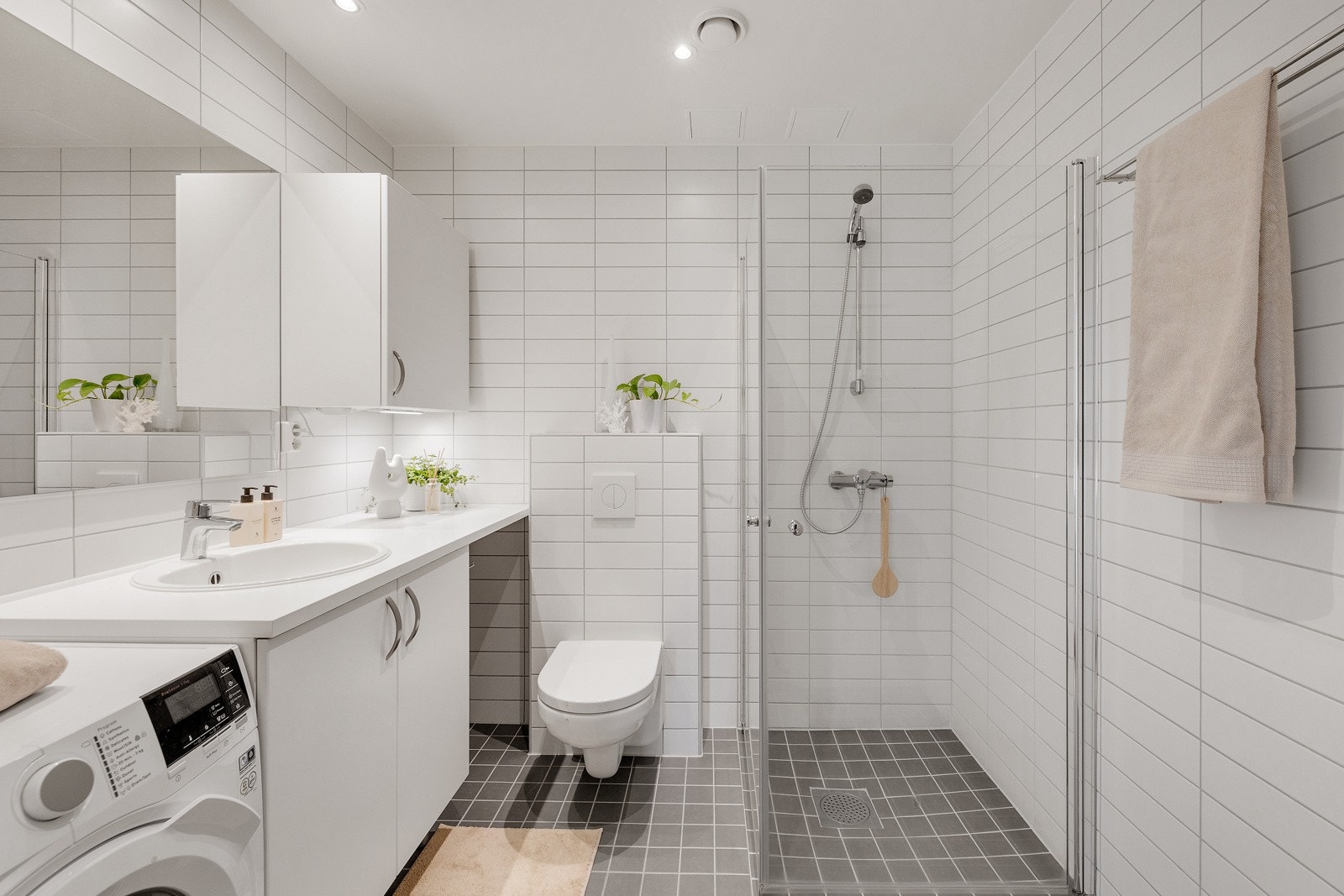 Pent flislagt bad med varmekabler i gulv Galleribilde