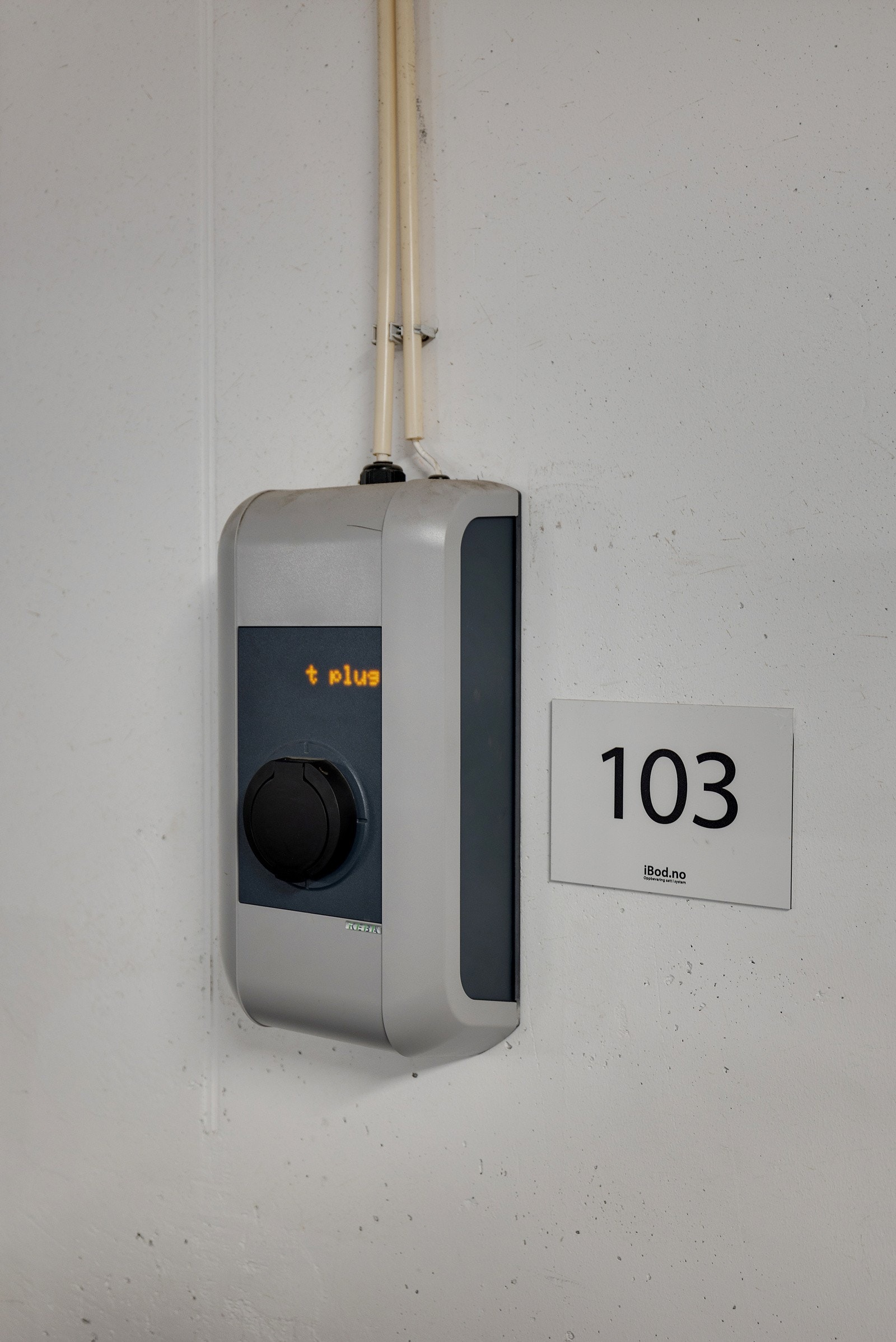 Garasjeplass 2 med ladebokf til el-bil Galleribilde