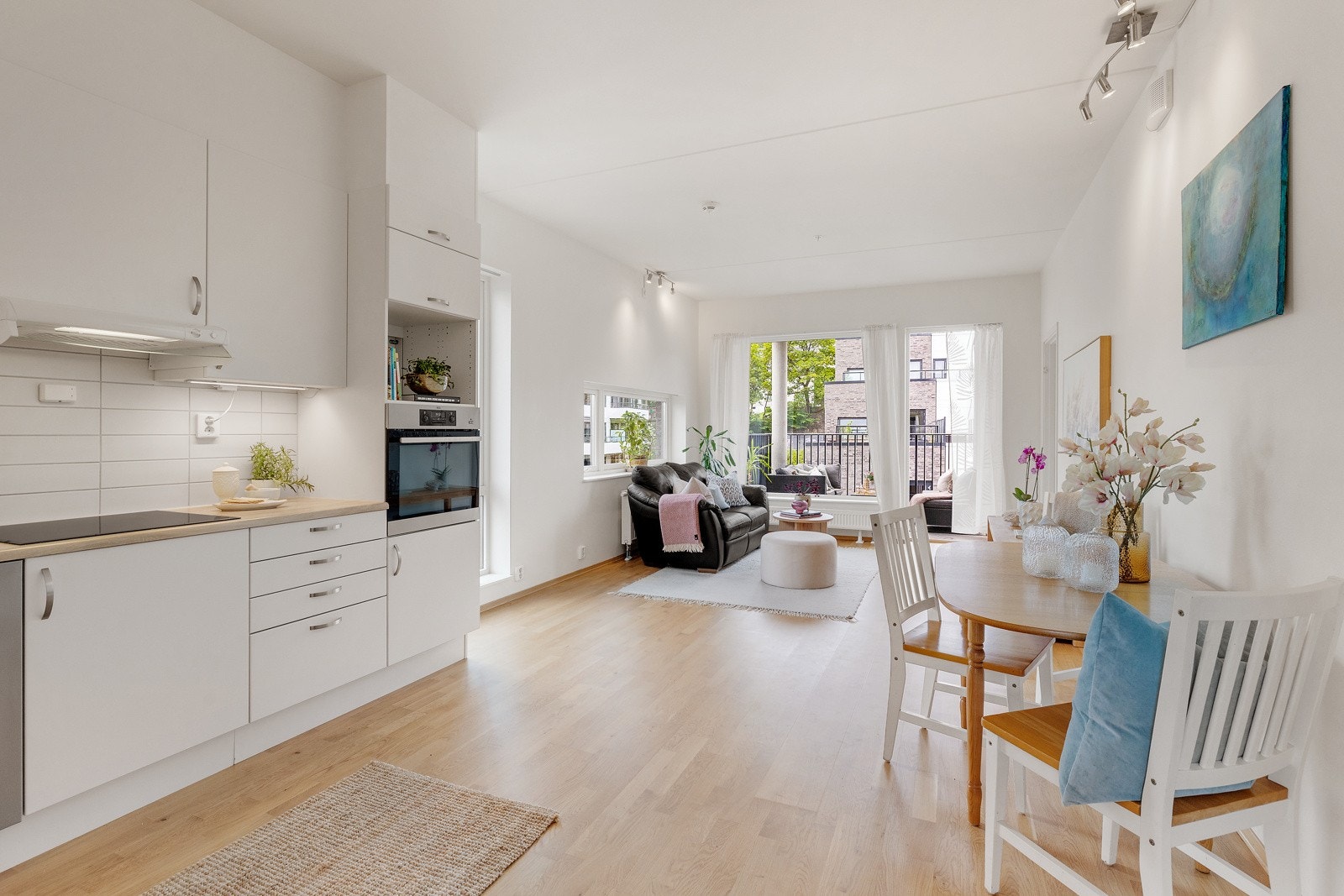 Leiligheten er svært lys og luftig med gode møbleringsmuligheter Galleribilde