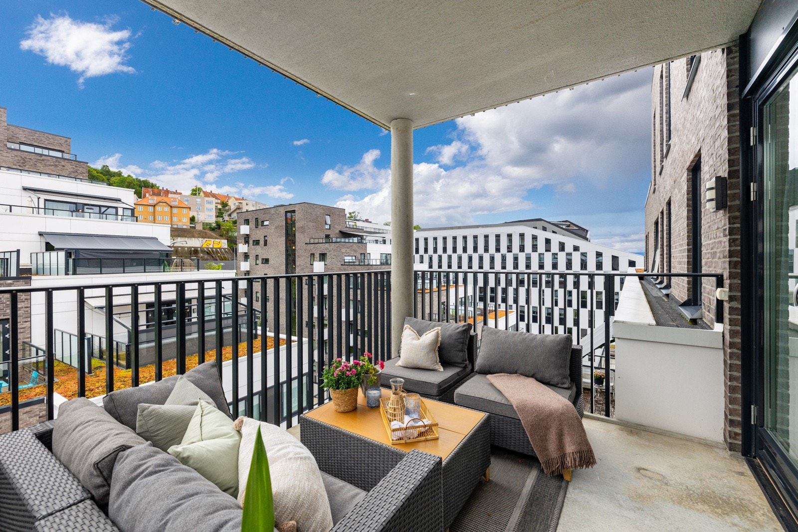 Balkongen er svært romslig med plass til grill Galleribilde