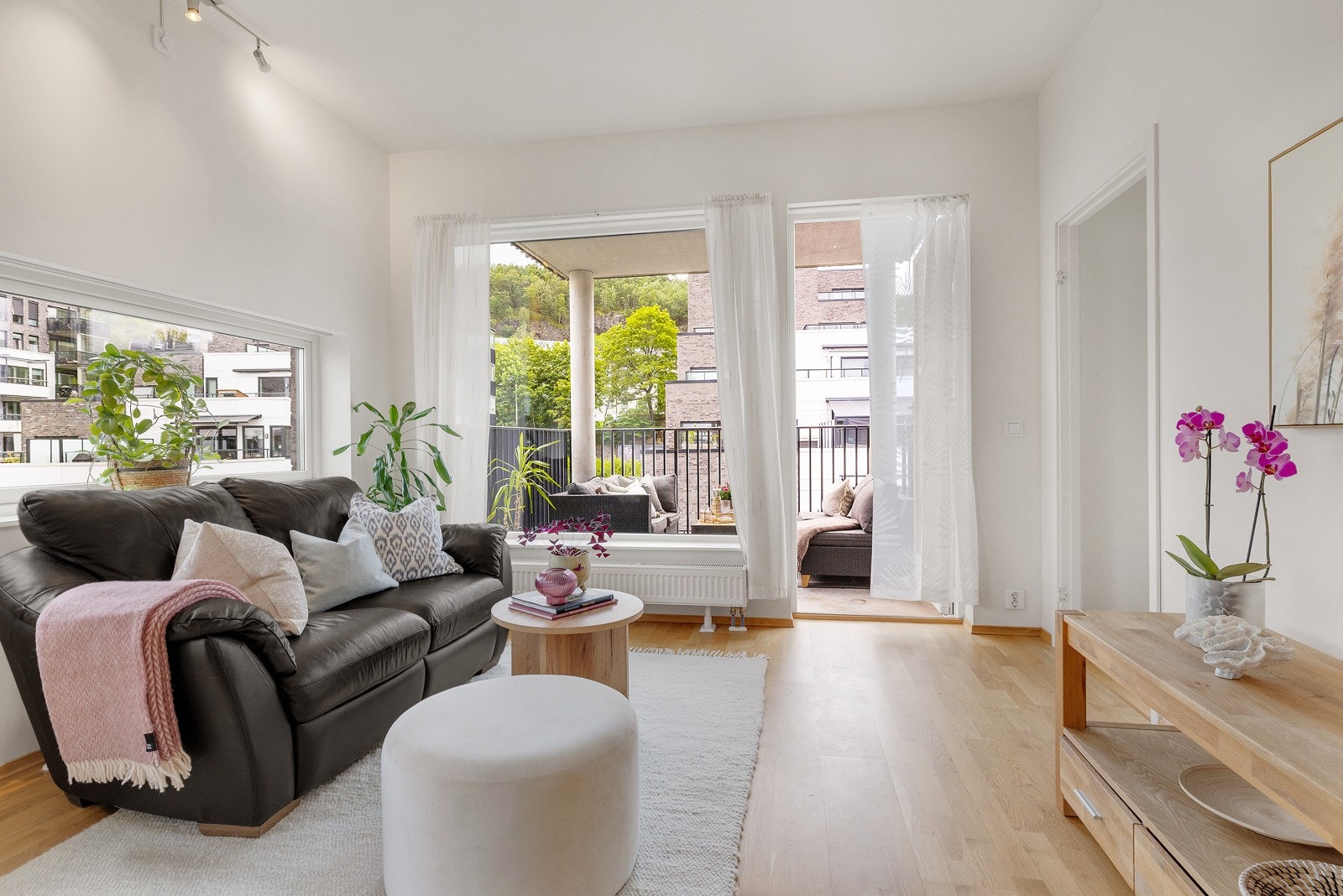 Fra stuen er det utgang til øst/vest vendt balkong Galleribilde