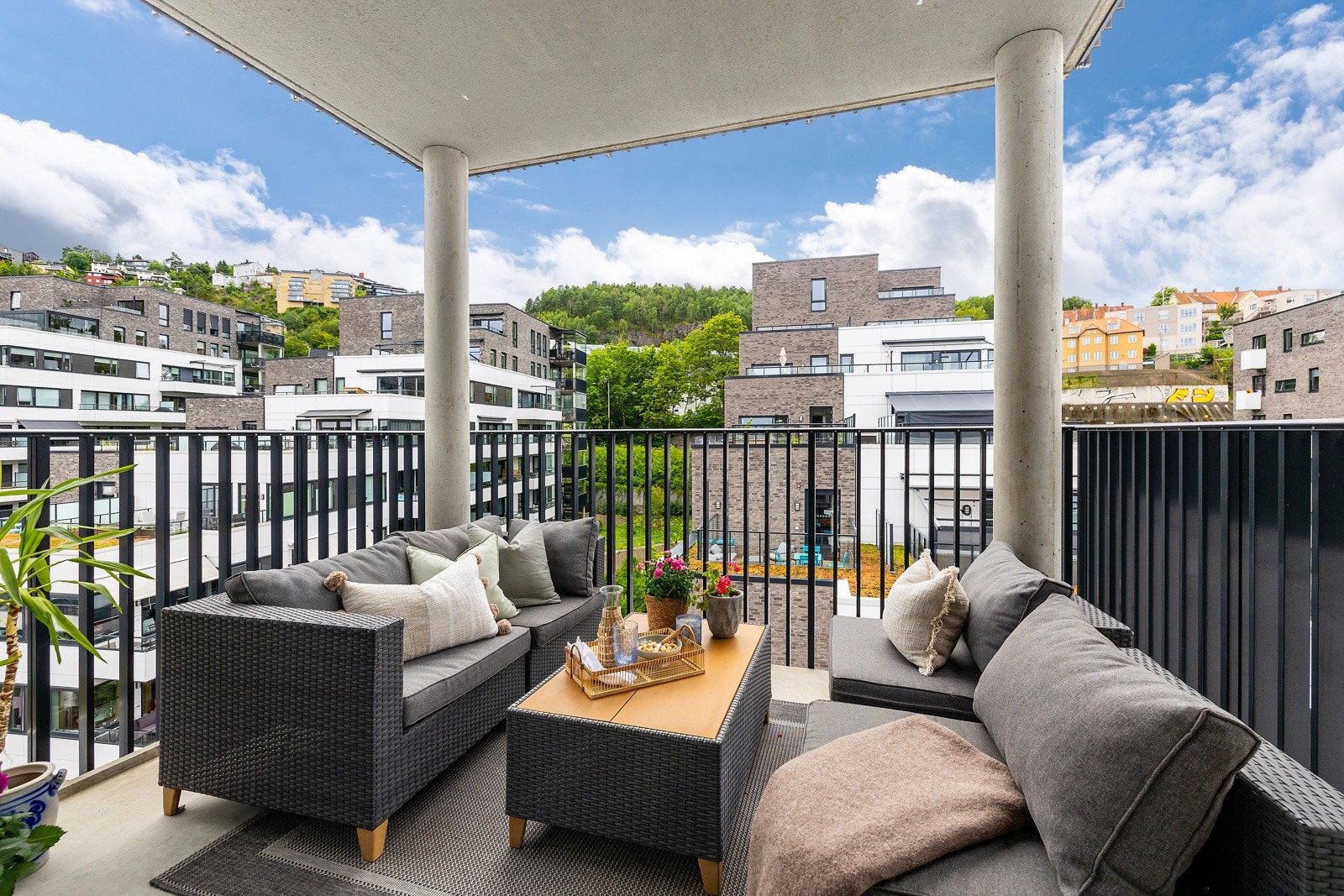 Nydelig balkong med god plass til utemøblement Galleribilde