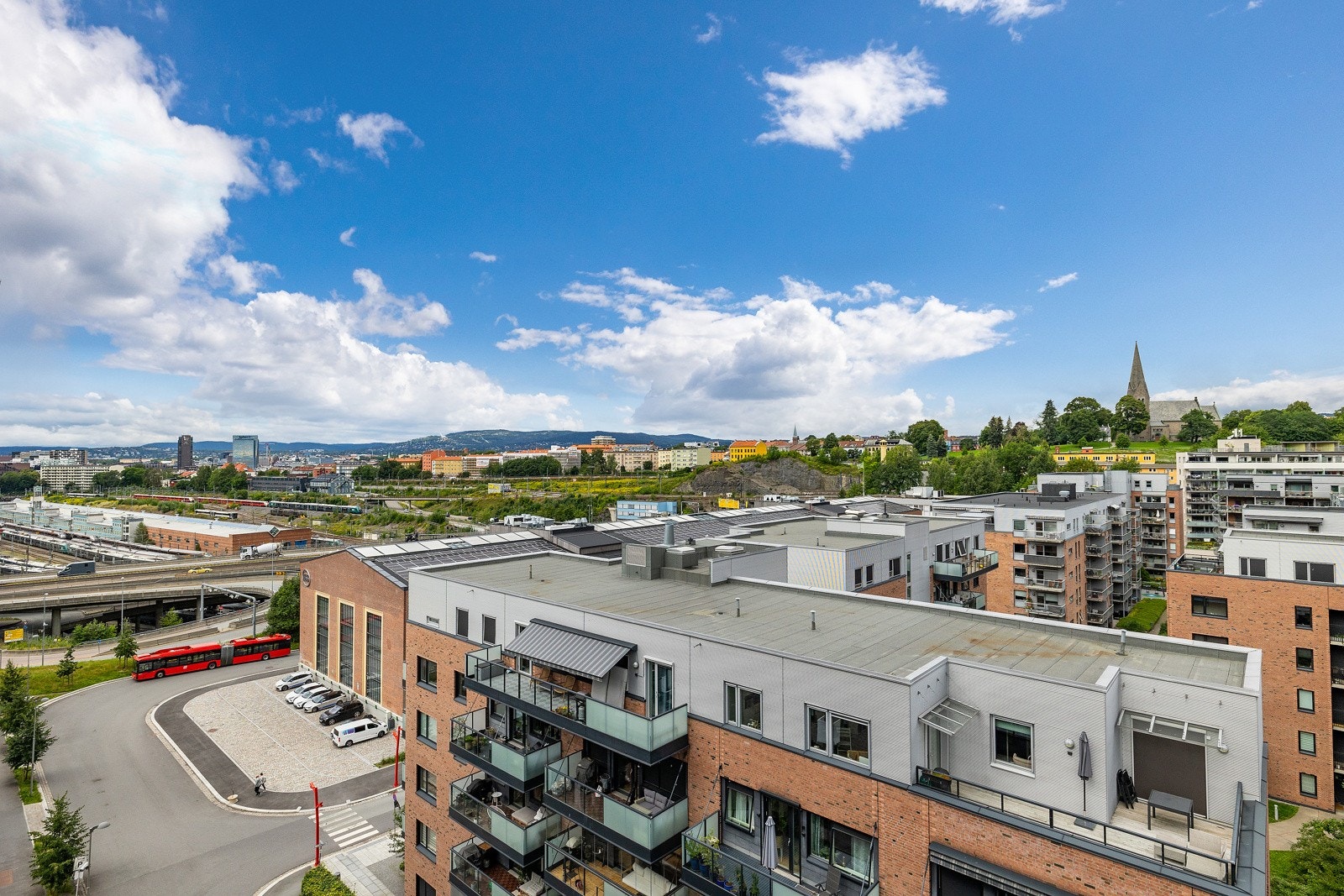 Det er kort vei til bussen som tar deg til Oslo sentrum på ca. 10 minutter Galleribilde