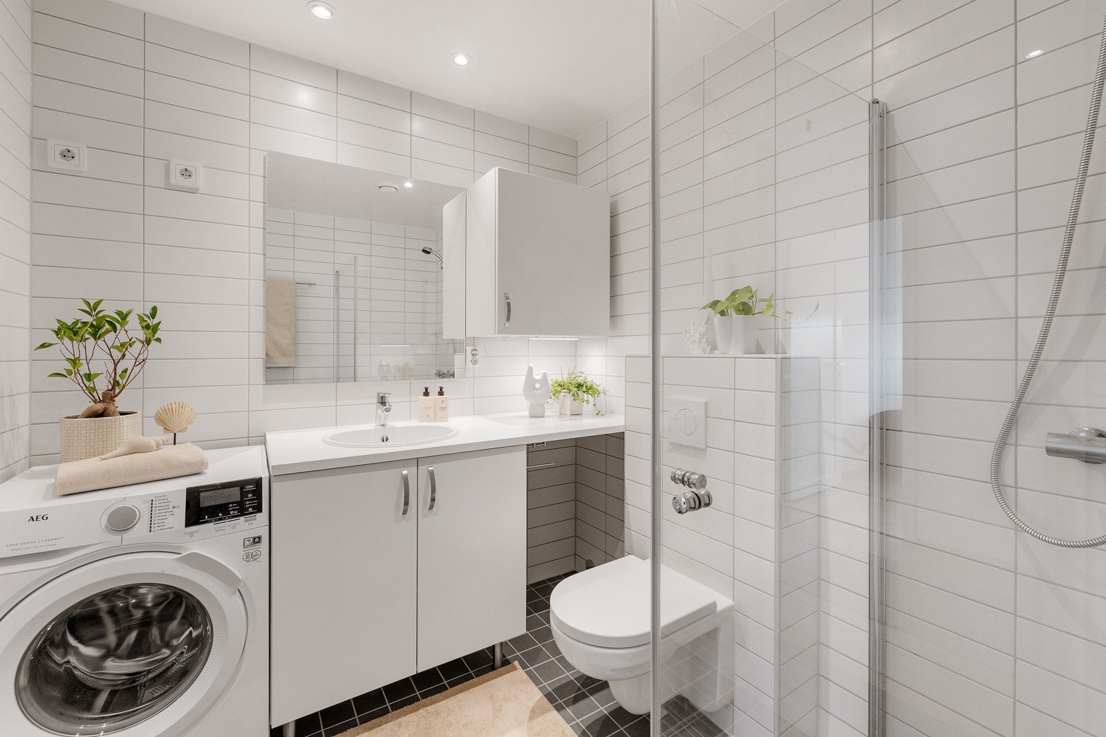 Badet er romslig og har godt med oppbevaringsplass i servantskap Galleribilde