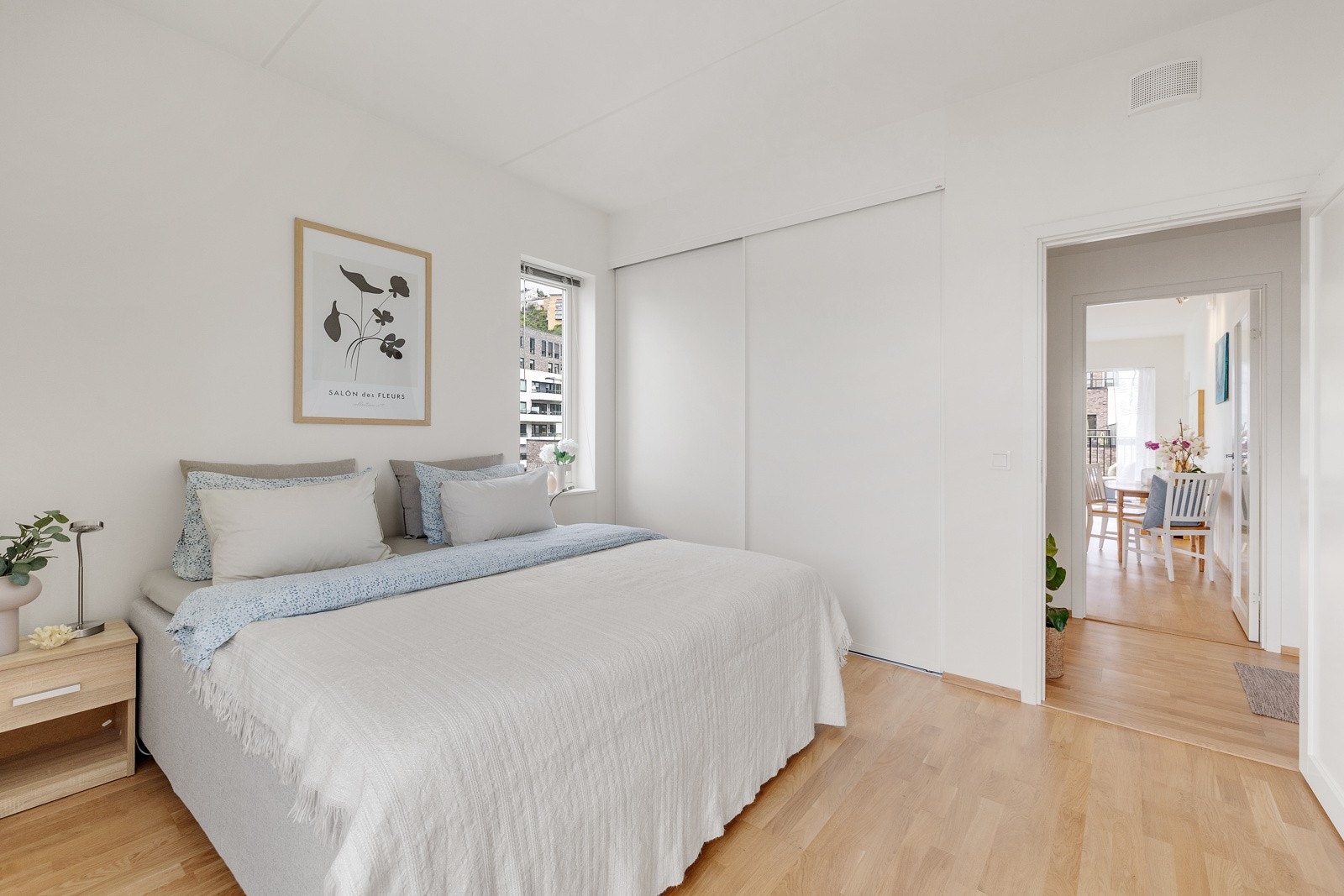 Soverommet er innredet med praktisk skyvedørsgarderobe Galleribilde