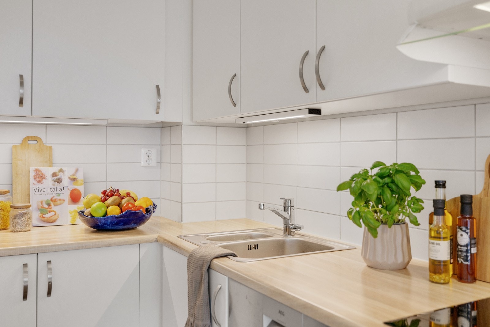 Integrerte hvitevarer som induksjonstopp, stekeovn og oppvaskmaskin. Frittstående kjøl/frys Galleribilde