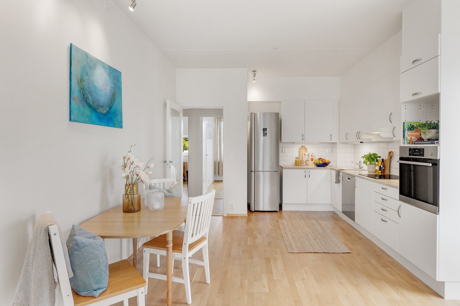 Åpen stue/ kjøkkenløsning med god plass til spisebord Galleribilde