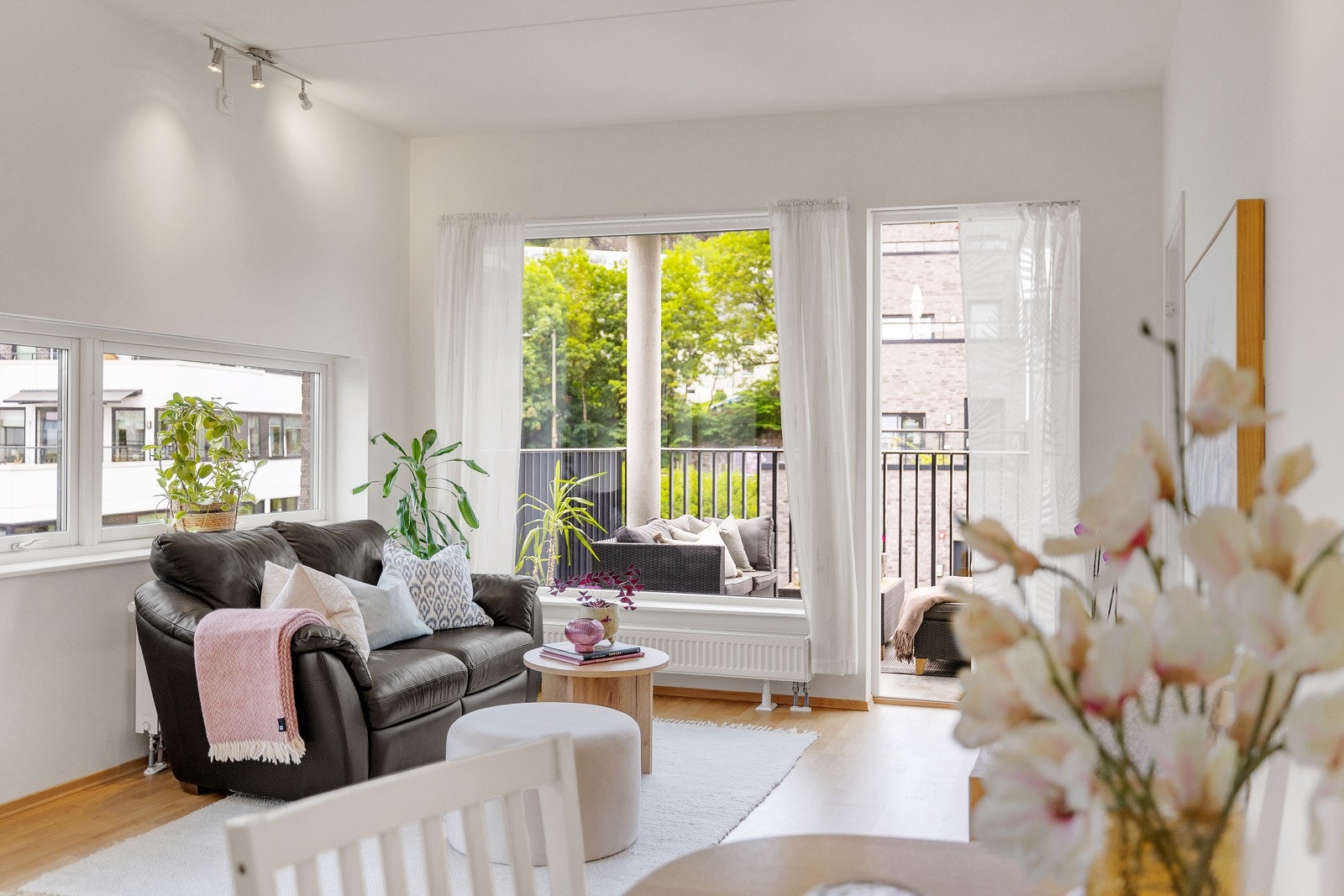 Boligen er fin og lys med store vindusflater som slipper inn mye naturlig lys Galleribilde