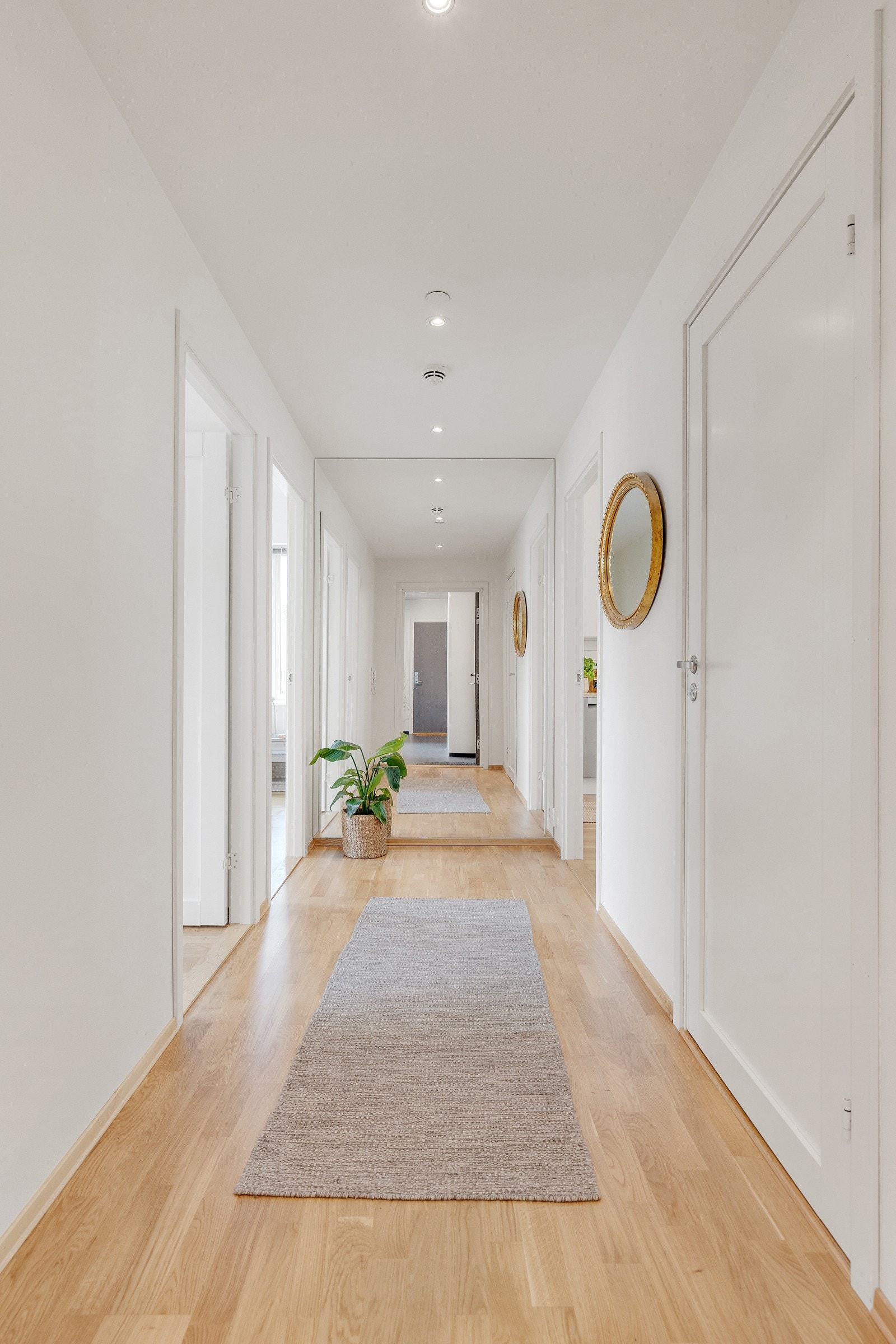 Innbydende entré med plass til å henge av seg yttertøy Galleribilde