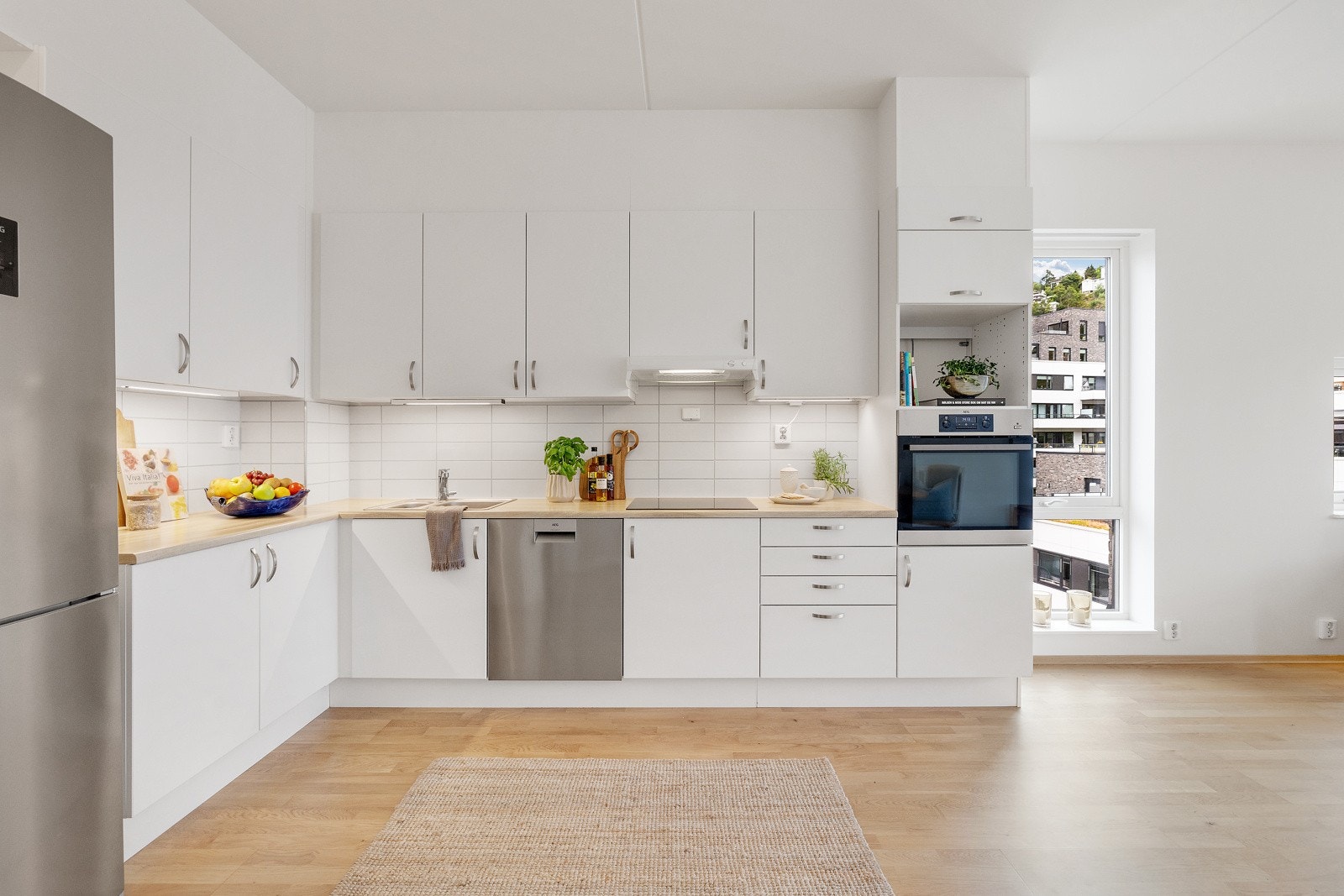 Svært delikat kjøkken med mye skap- og benkeplass Galleribilde