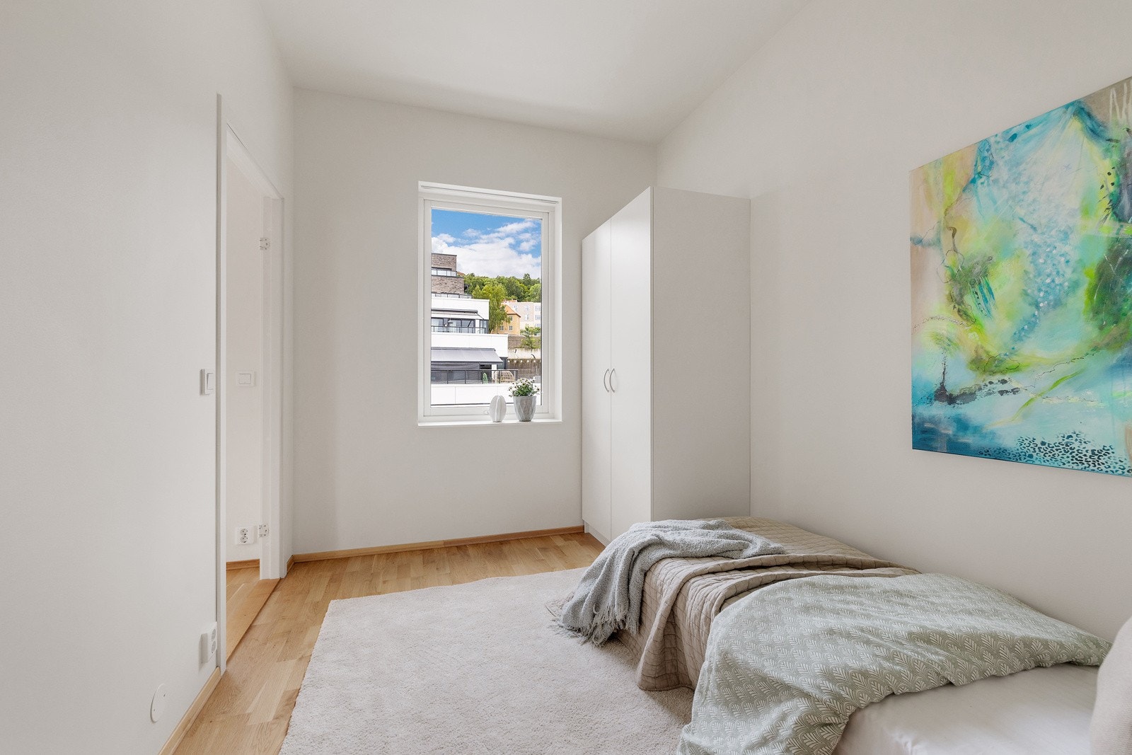 Soverom III er av god størrelse med plass til stor seng og garderobeskap Galleribilde