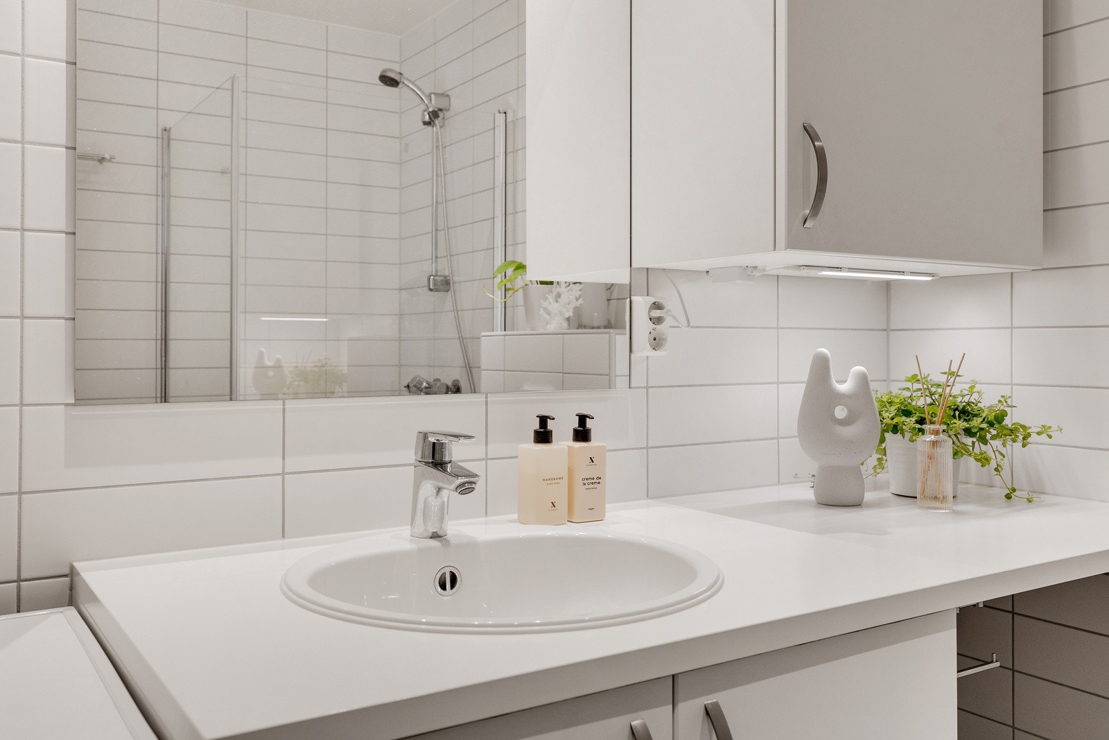 Praktisk innredning med opplegg for vaskemaskin Galleribilde