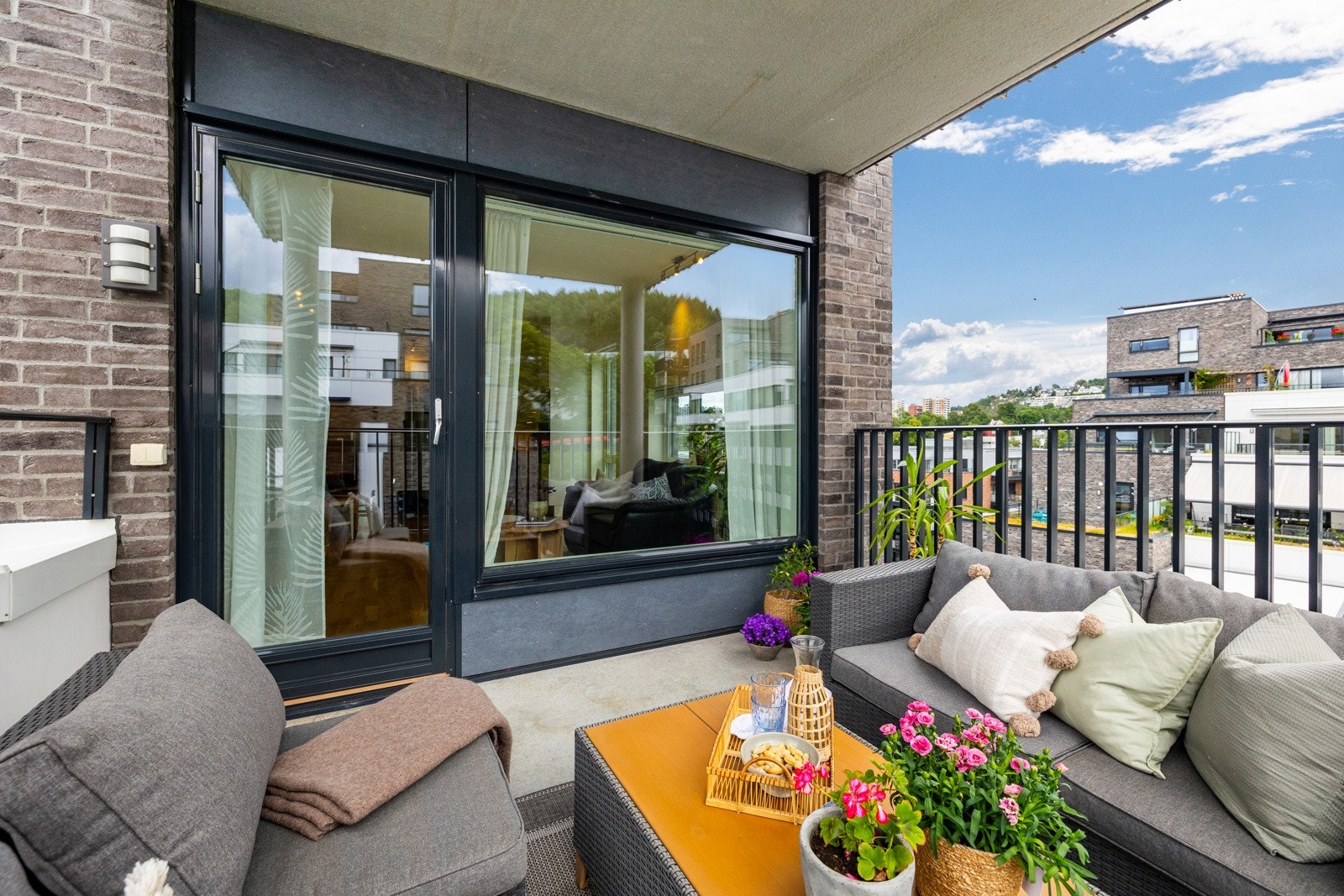 Balkongen er et herlig sosialt samlingspunkt Galleribilde