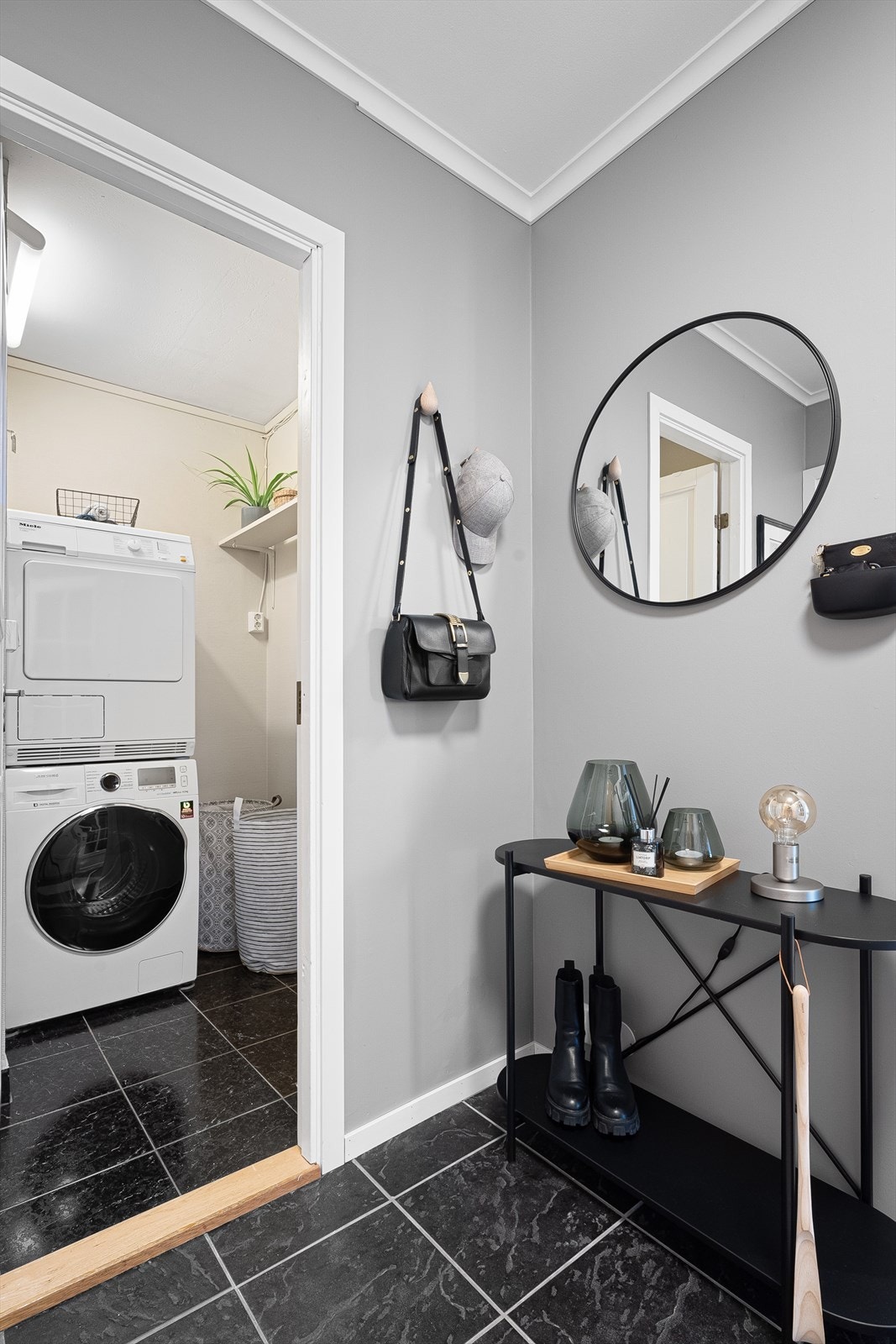 Leiligheten har eget vaskerom med opplegg for vaskemaskin, tørketrommel og godt oppbevaringsplass. Galleribilde