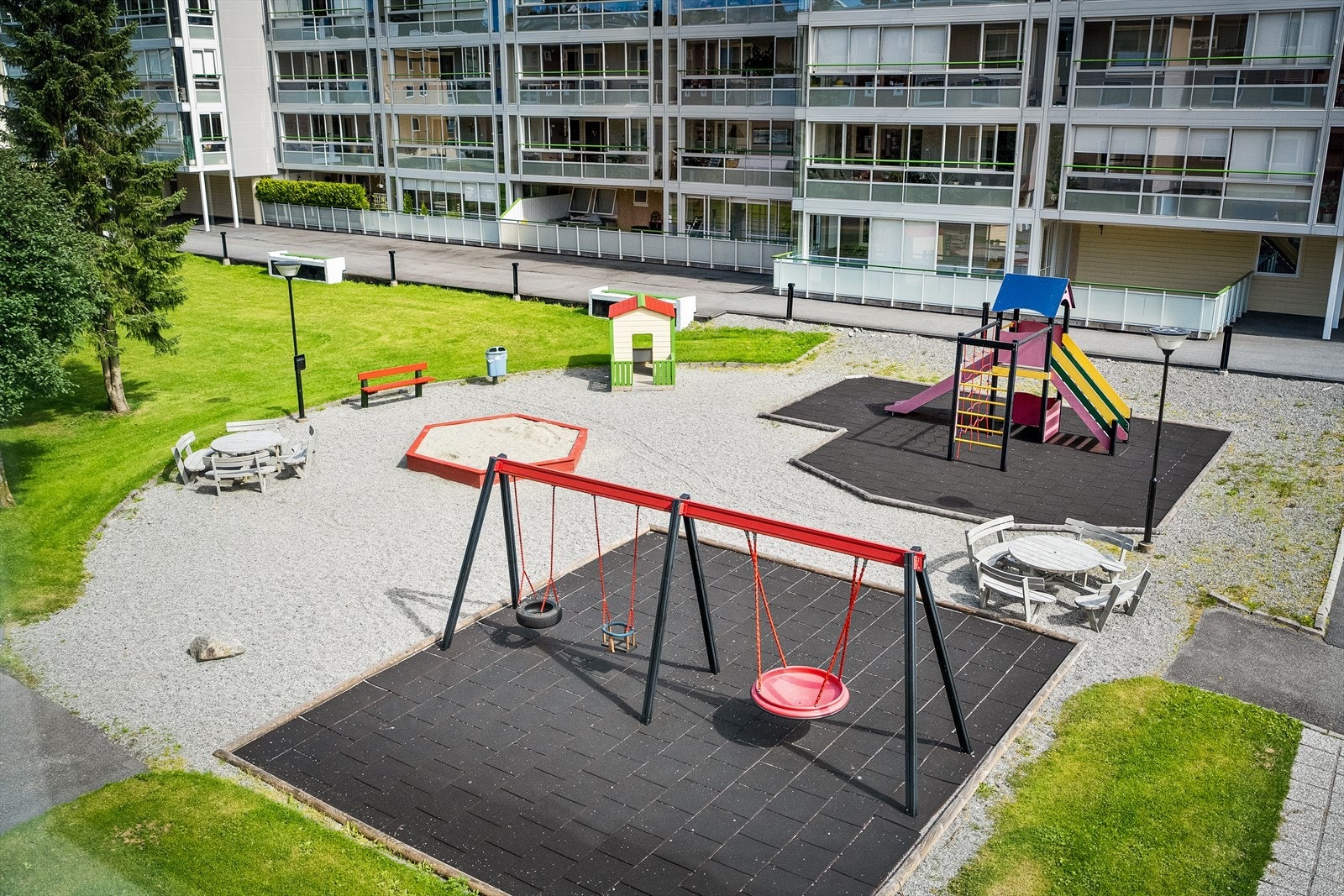 Sameiet har et pent opparbeidet felles areal med benker, lekeplass og overbygg. Galleribilde