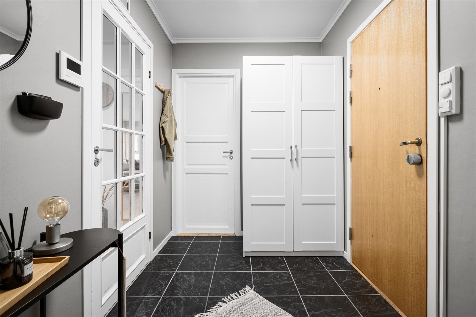 Romslig entré med praktisk garderobe med god plass til å henge fra seg yttertøy. Galleribilde