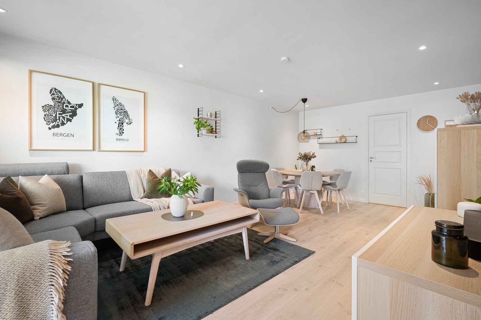 Boligens stue er av god størrelse med masse gulvplass og romslig atmosfære, her har du rikelig plass til å innrede i ulike soner. Galleribilde