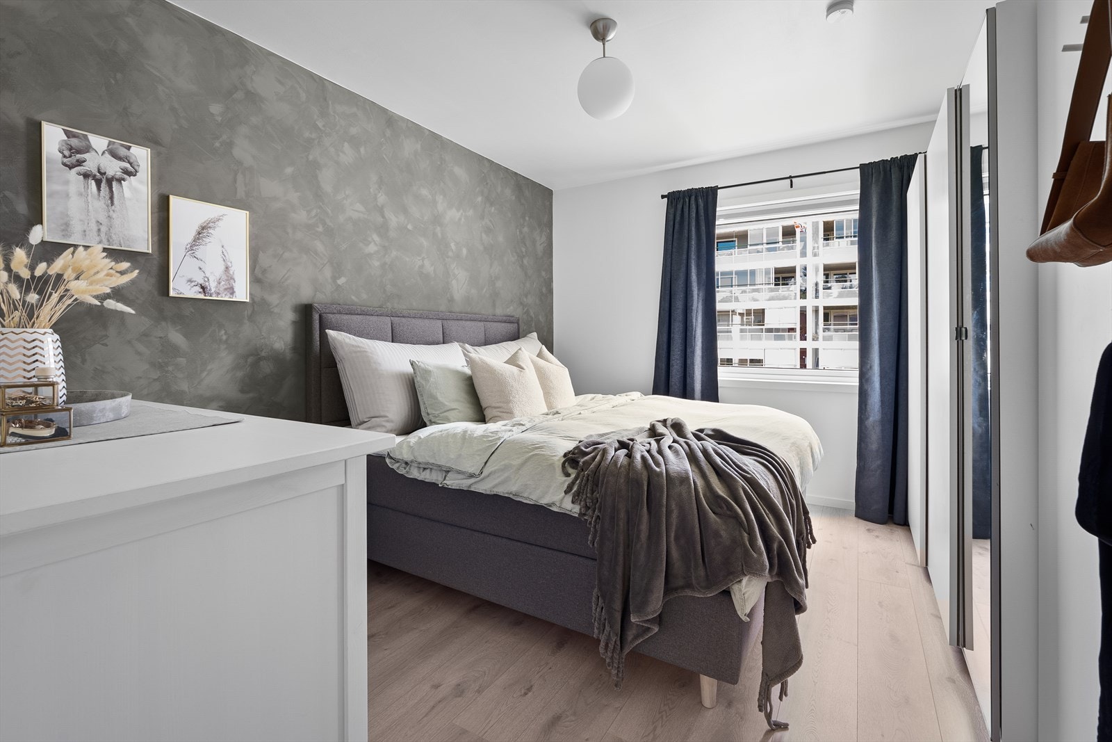 Boligen har to soverom, hvor begge har god plass til dobbeltseng og skapplass. Galleribilde