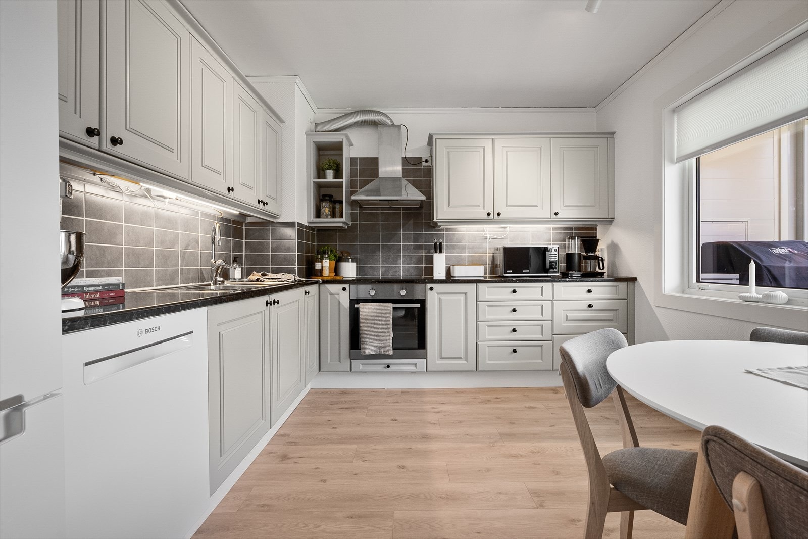 Kjøkkenet er målt til hele 10,6m2, her har du god plass til å lage mat med hele familien! Galleribilde