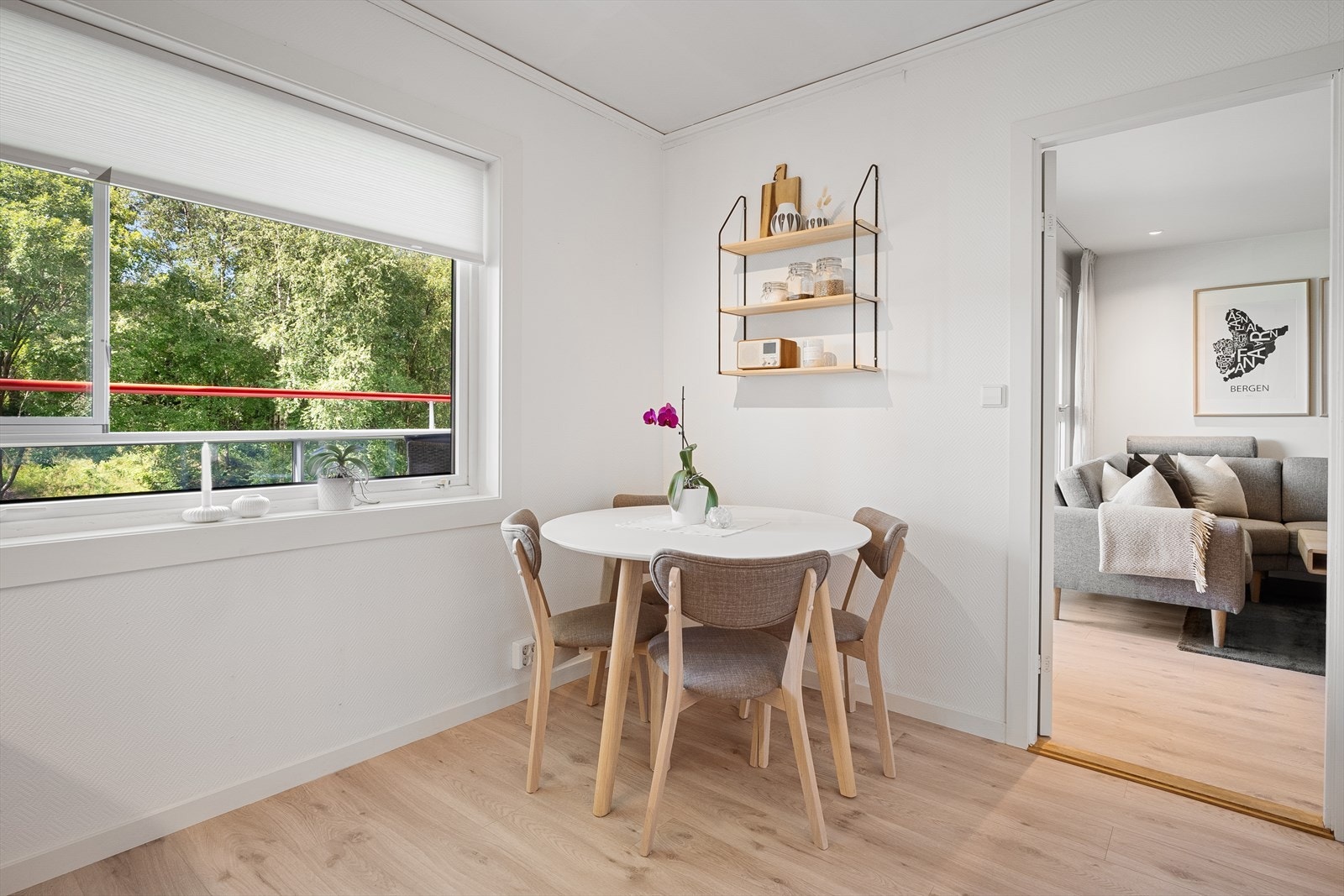 Det er også god plass til stort spisebord med plass til hele familien. Galleribilde