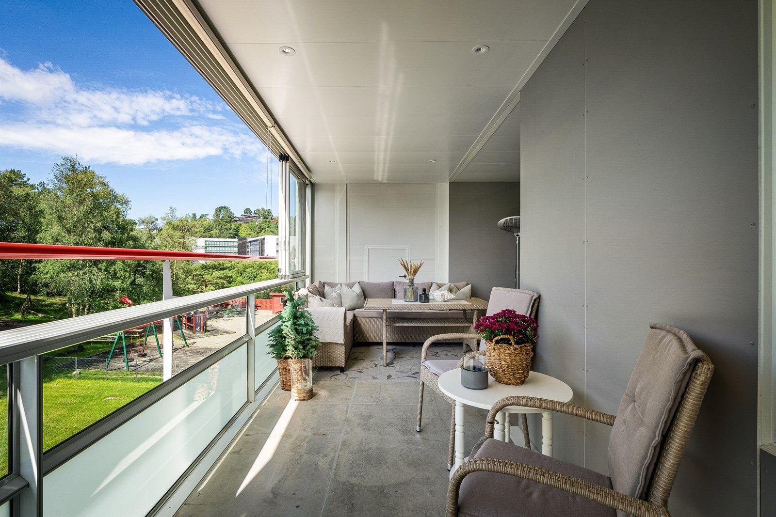 Glassfronten kan både åpnes og lukkes helt. Perfekt for vindfylte dager. Galleribilde