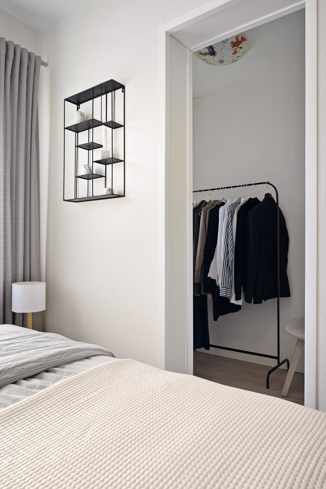 Fra soverommet har du tilgang til en walk-inn garderobe. Galleribilde