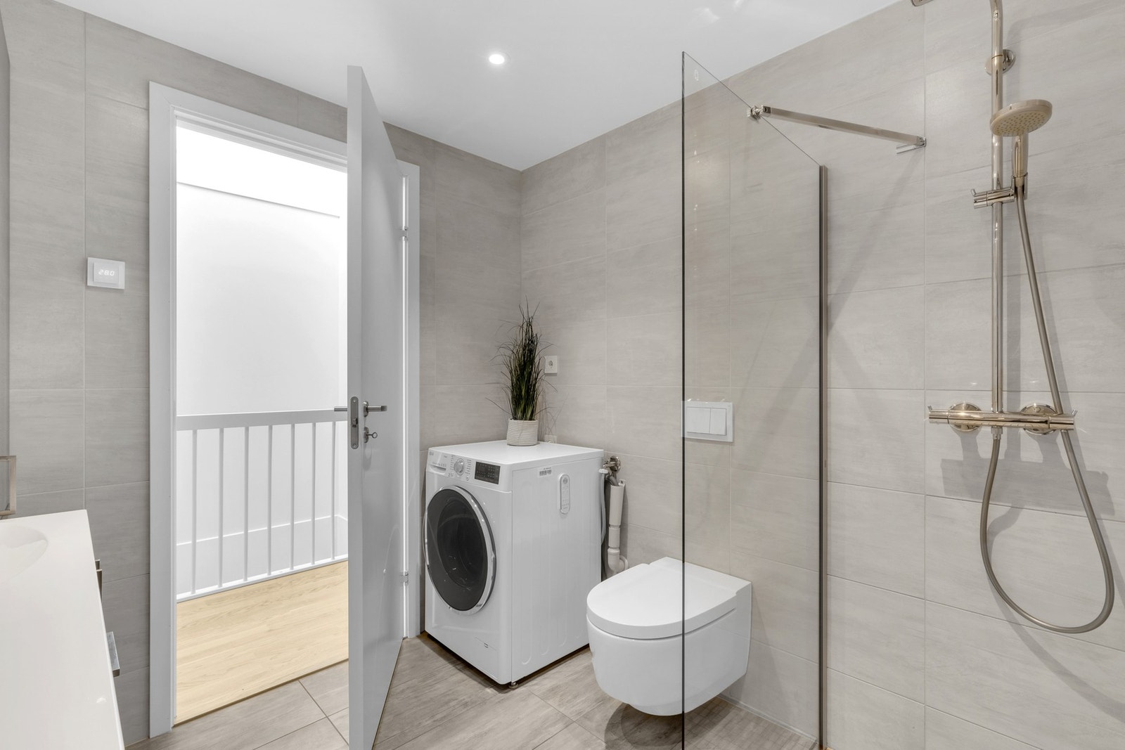 Vegghengt toalett, opplegg for vaskemaskin og lekker dusjnisje. Galleribilde