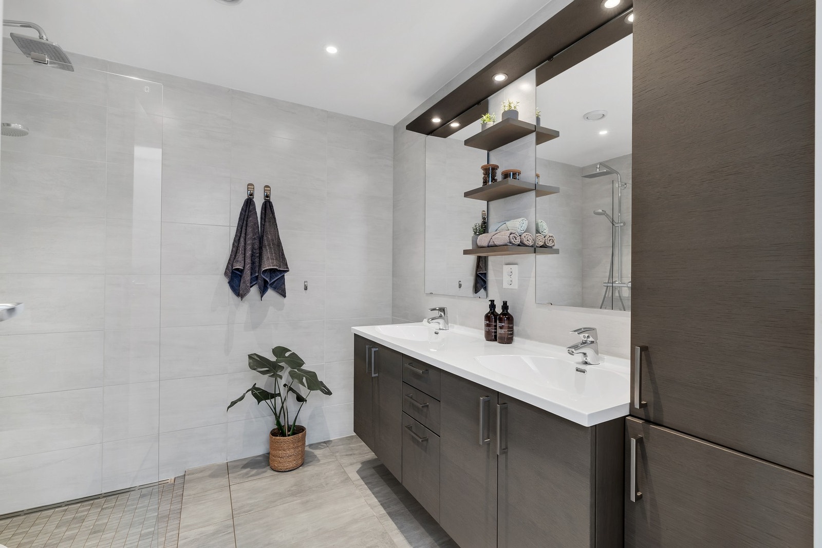 Vesentlig oppgradert bad med eksklusive fliser, baderomsinnredning med dobbeltservant og oppgradert sluk. Galleribilde