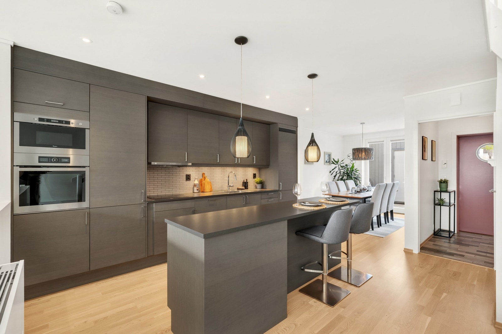 Hvitevarer i høyskap, samt tidsriktig kjøkkenøy med barløsning. Oppgradert gulv. Galleribilde