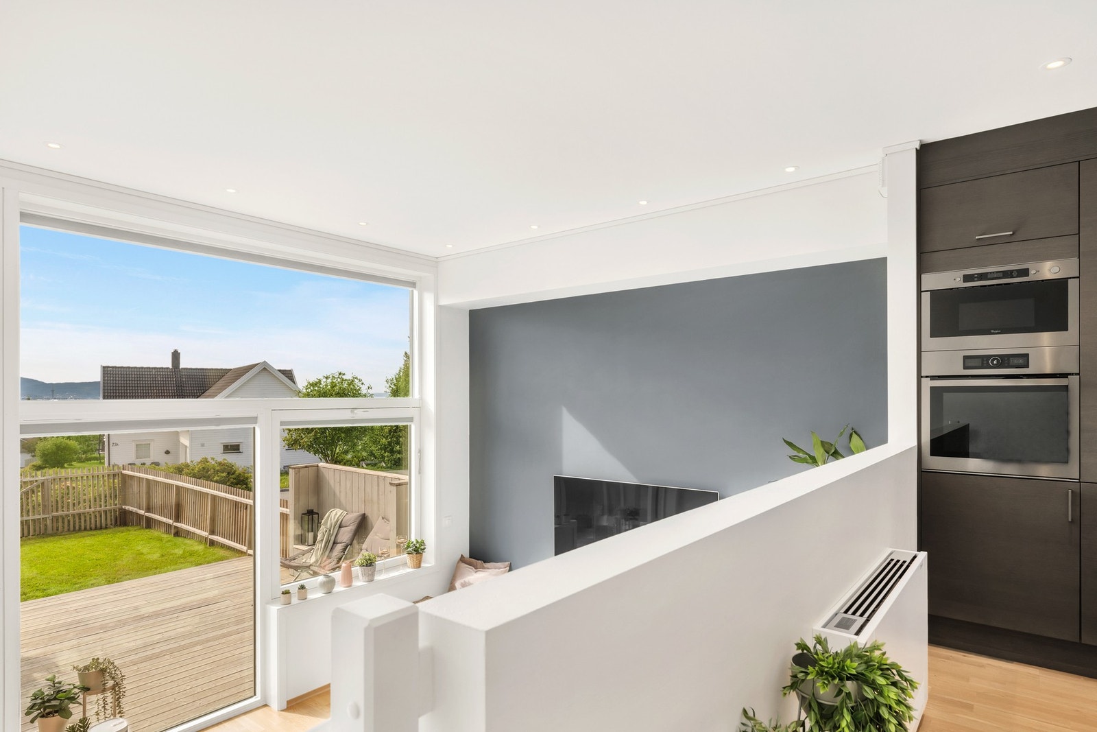 Svært sjenerøs takhøyde ned mot TV-stuen. Galleribilde