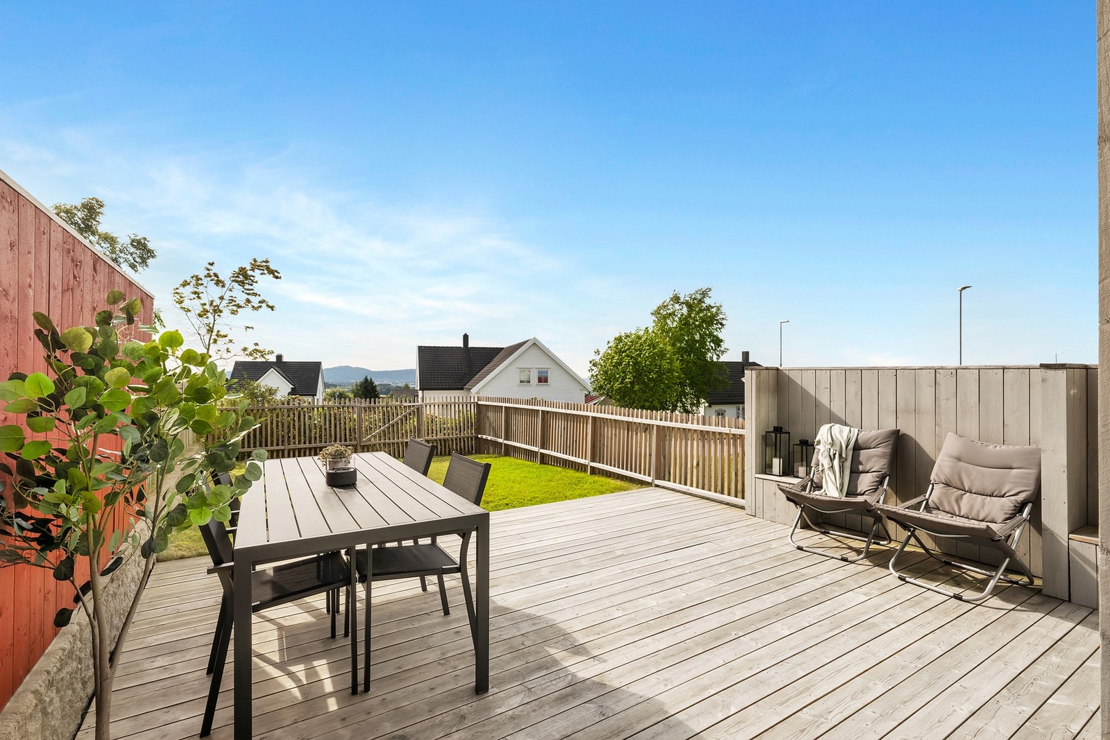 Terrassen er på hele 22 kvm så her får du god plass til flere sittegrupper og grill e.l. Galleribilde