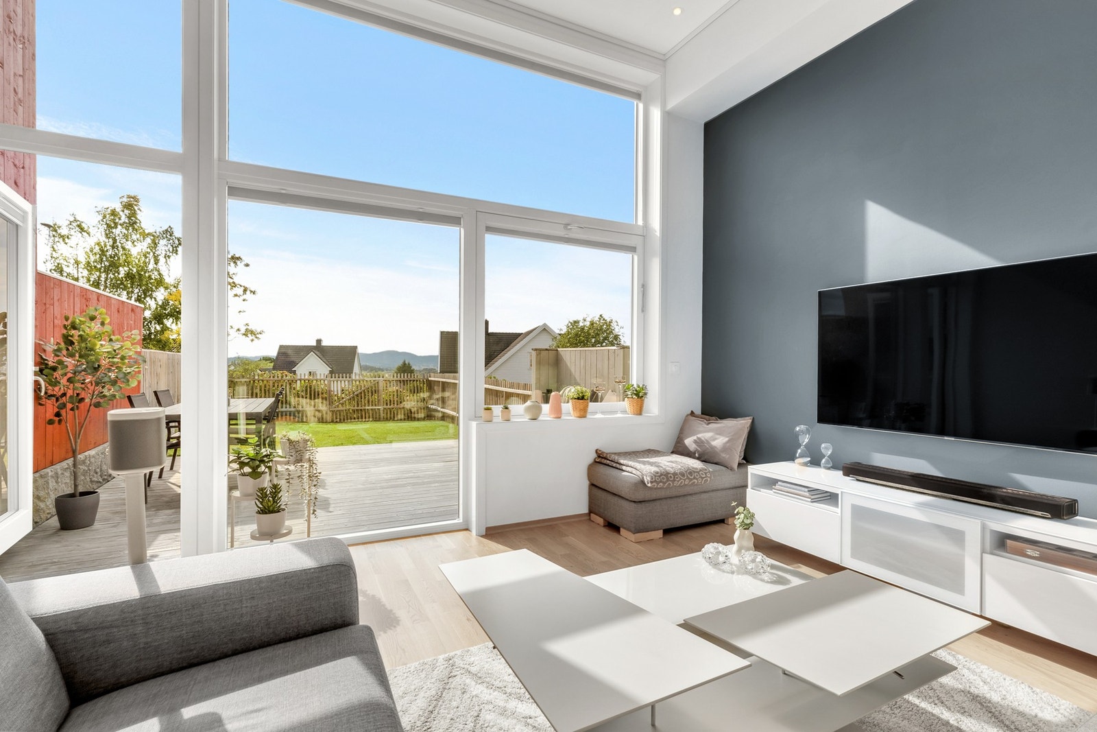 EiendomsMegler 1 v/Frank Robert Bae har gleden av å presentere et stilrent og moderne rekkehus beliggende på familievennlige
Reppetoppen! Galleribilde