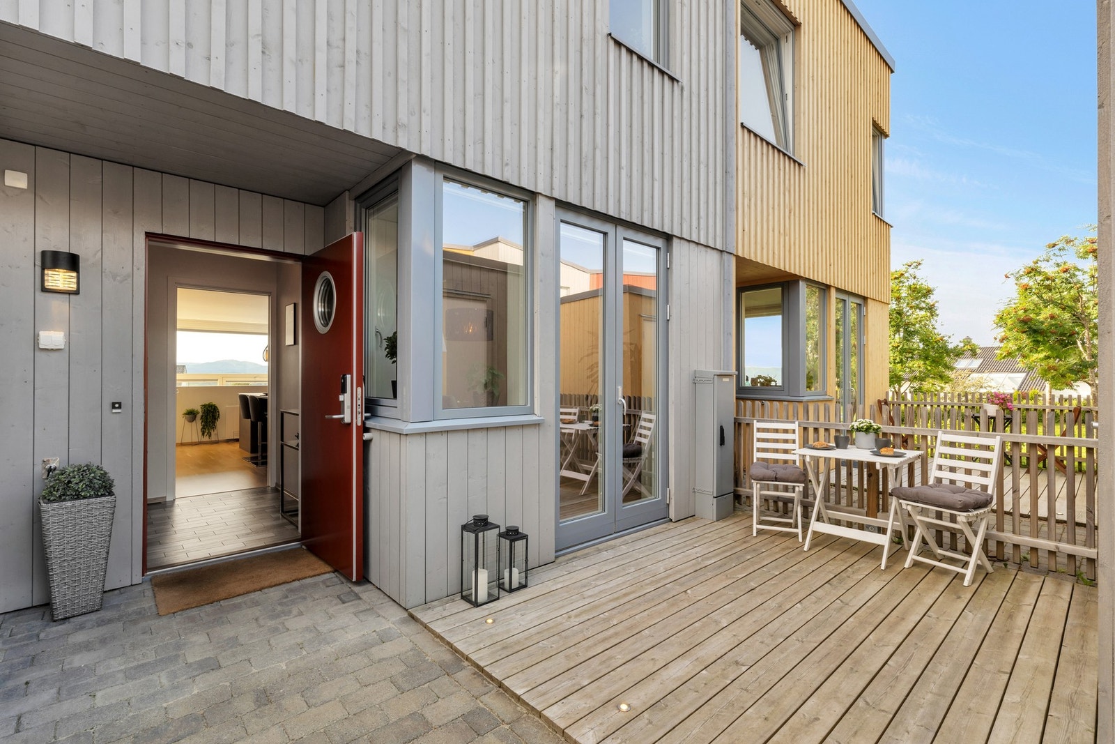 Denne er på ca. 8 kvm, og her nyter du solen fra tidlig morgen til nærmere kl. 14:00 på sommerstid. Galleribilde