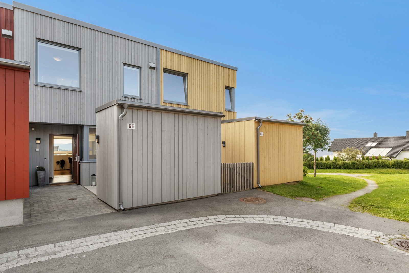 Rekkehuset sto ferdigstilt så sent som i 2017 og ligger i et svært barnevennlig boområde. Det medfølger én fast p-plass i kjeller, med opsjon til å kjøpe en ekstra plass. Galleribilde