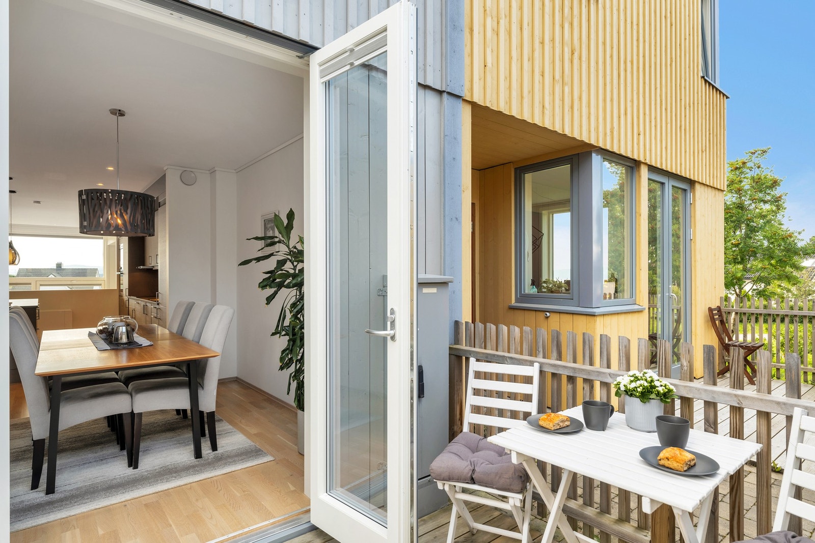 På finværsdager er det herlig å kunne åpne dobbeltdørene ut til markterrassen. Galleribilde