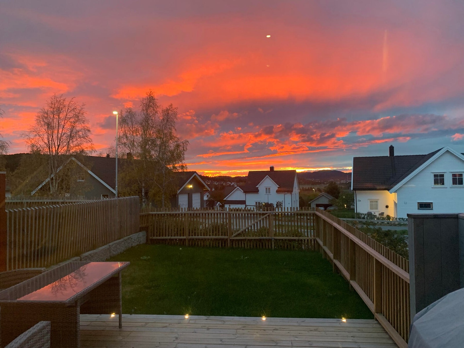 Selgers eget stemningsbilde. Det ble også installert spotter i terrasse i 2021. Galleribilde