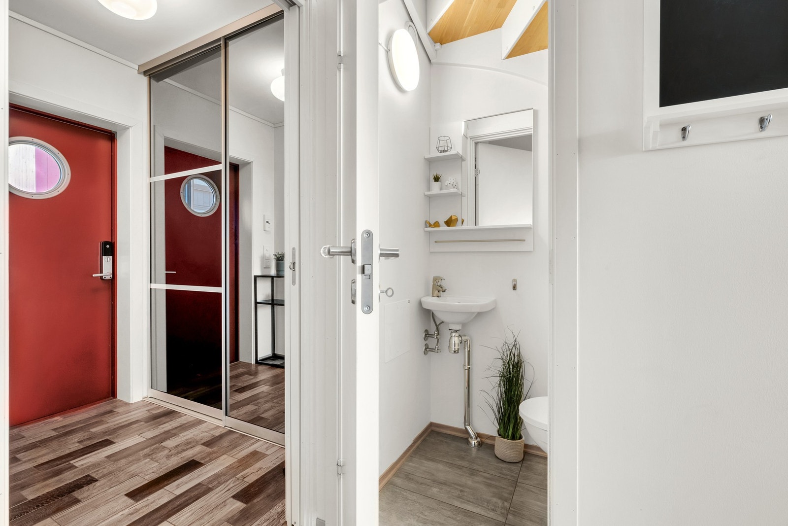 Praktisk med toalettrom i tilknytning til inngangspartiet. Galleribilde