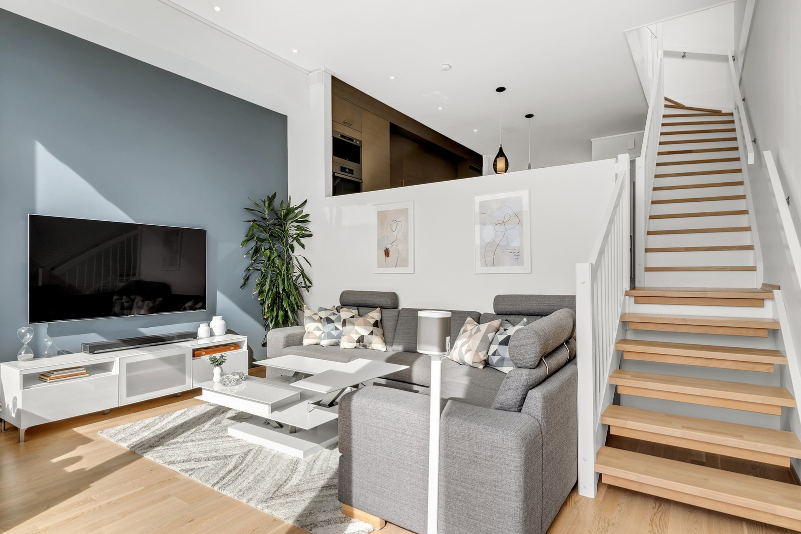 Mange vil sette pris på at TV-stuen og kjøkkenet er adskilt. Alle vegger er utforet for skjult elanlegg. Galleribilde