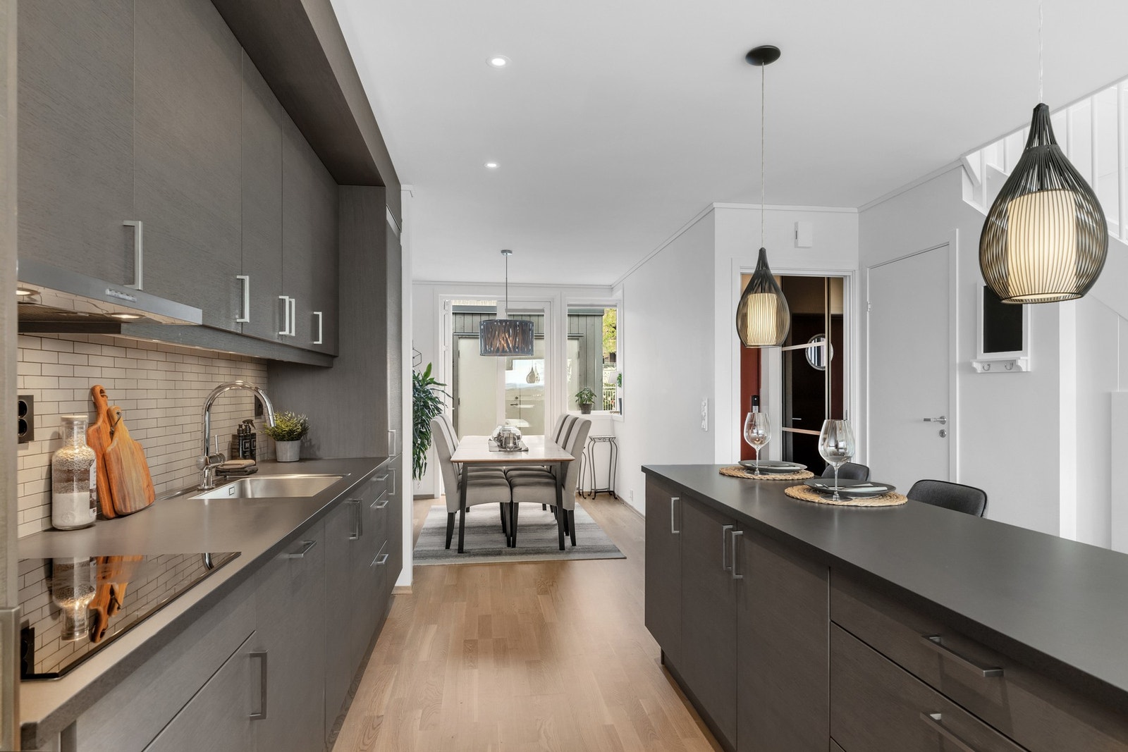 Her får du rikelig med skap- og benkeplass. Flis over kjøkkenbenk fra 2018. Galleribilde